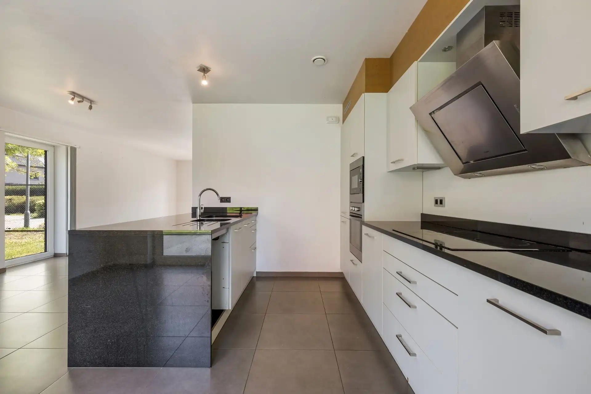 Ruime gezinswoning met 3 slaapkamers en 2 badkamers op een absolute toplocatie foto 8