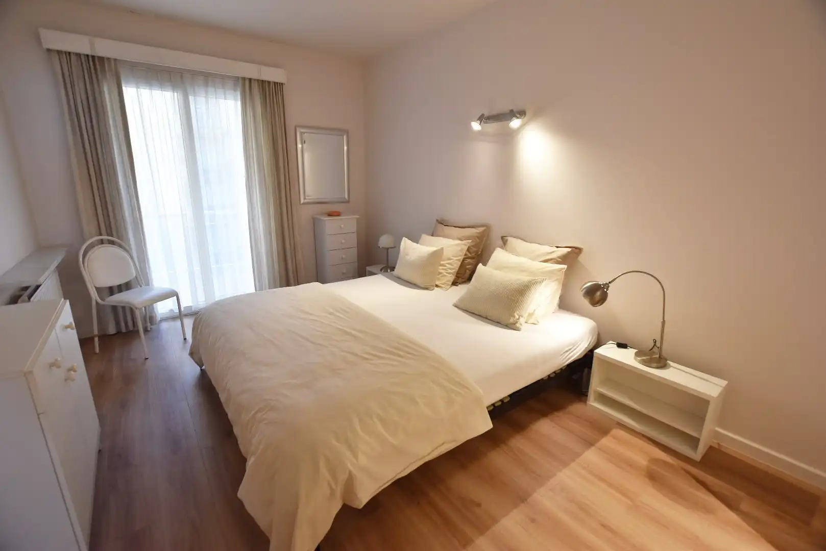 Gemeubeld appartement, in de gerenommeerde residentie “Globe”, prachtig gelegen op de Zeedijk in het Zoute foto 8