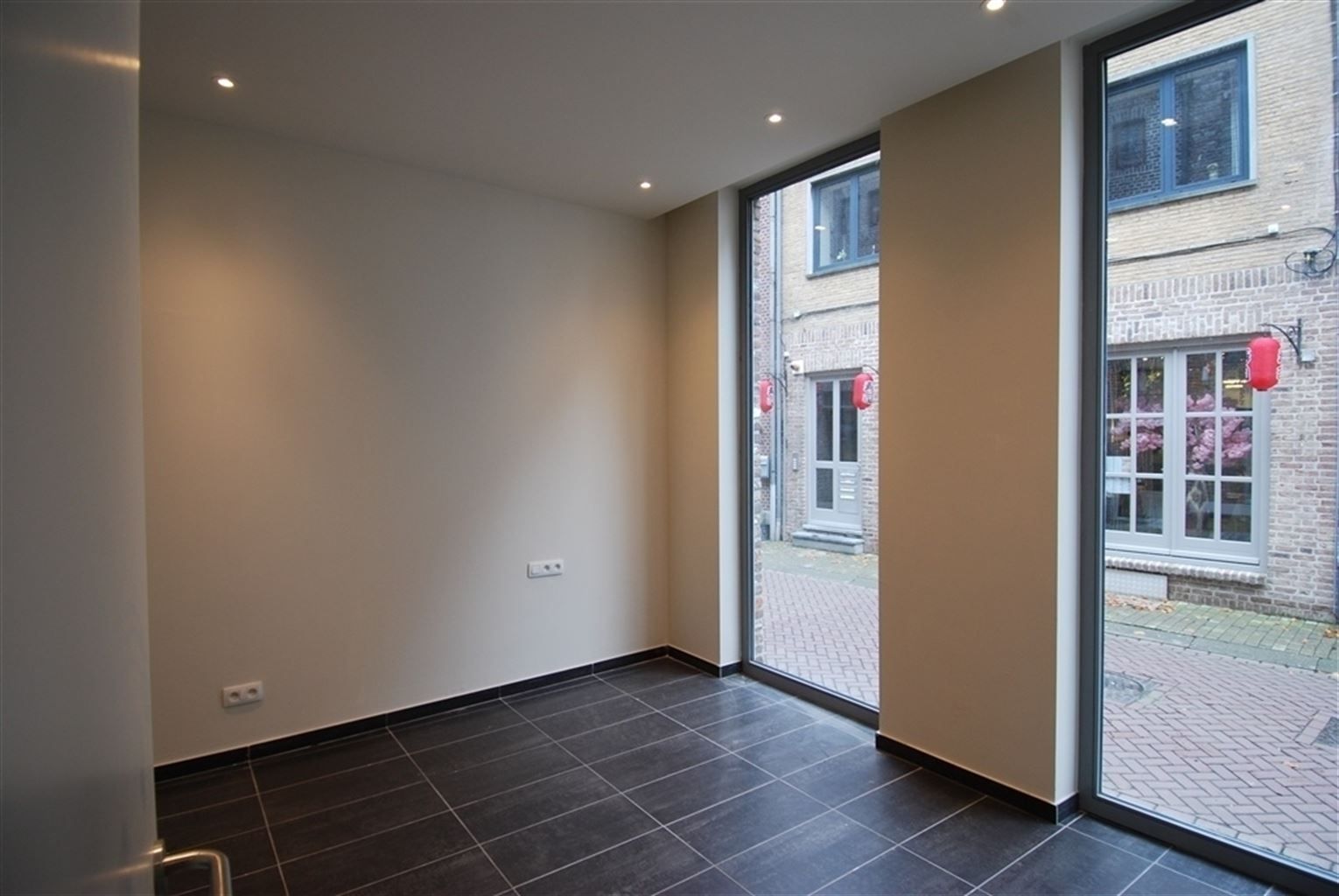 Gelijkvloers appartement met 2 slaapkamers en binnenkoer, gelegen in het centrum van Maaseik, vlak aan de markt. foto 5