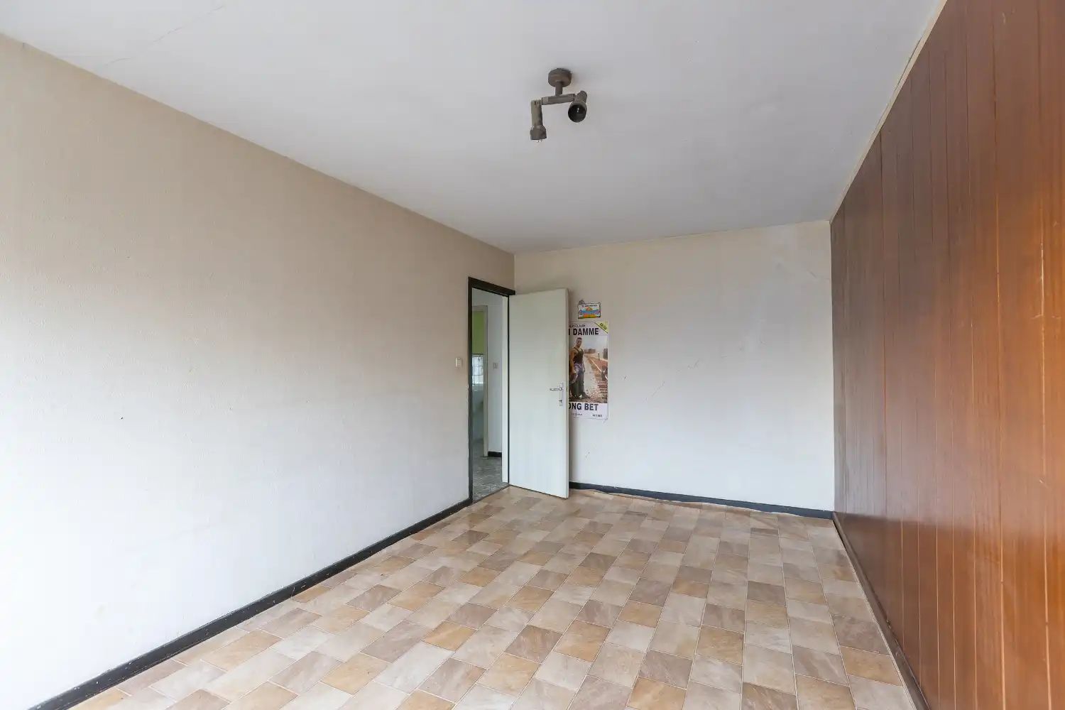 Te renoveren woning op uitstekende locatie foto 16