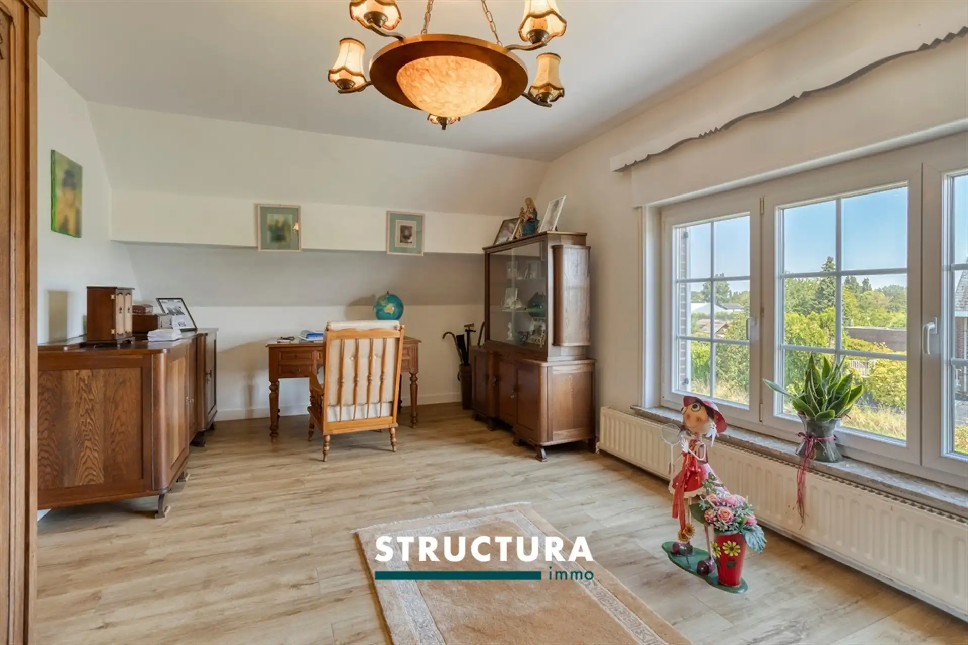 Villa met grote loods, omgeven door groen  foto 23