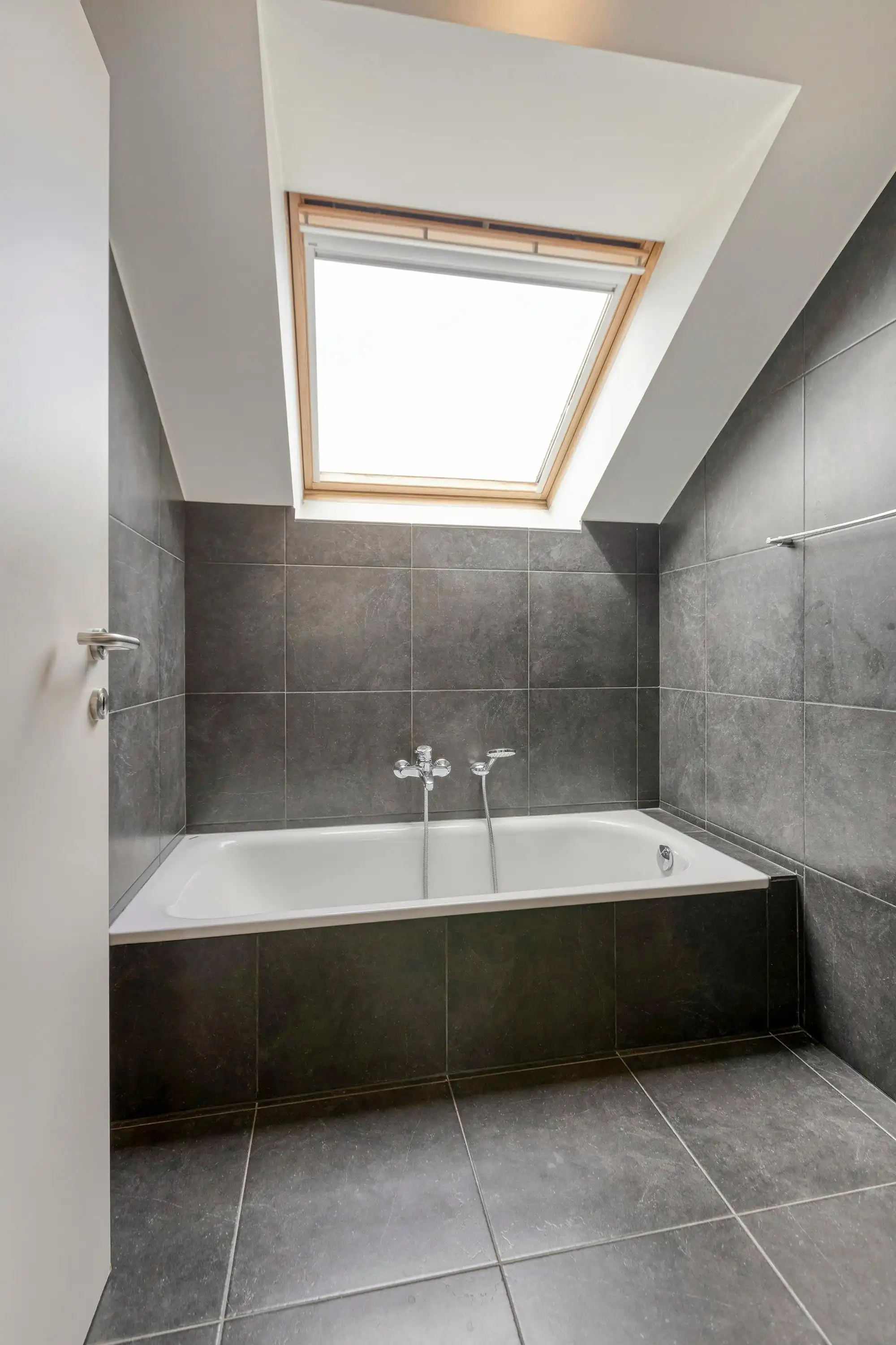 Centraal gelegen appartement met ruim terras en garagebox te Kuringen foto 17