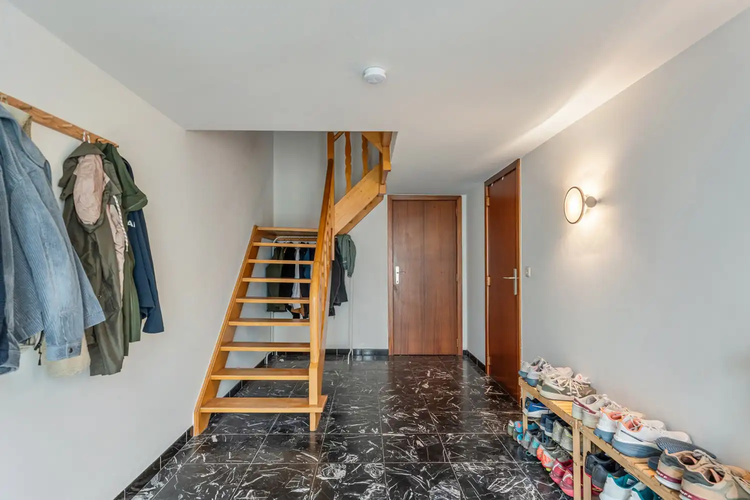 Gerenoveerde en energiezuinige woning met 3 slaapkamers, een diepe tuin en een garage met een oprit op een toplocatie te Kessel-Lo! foto 2