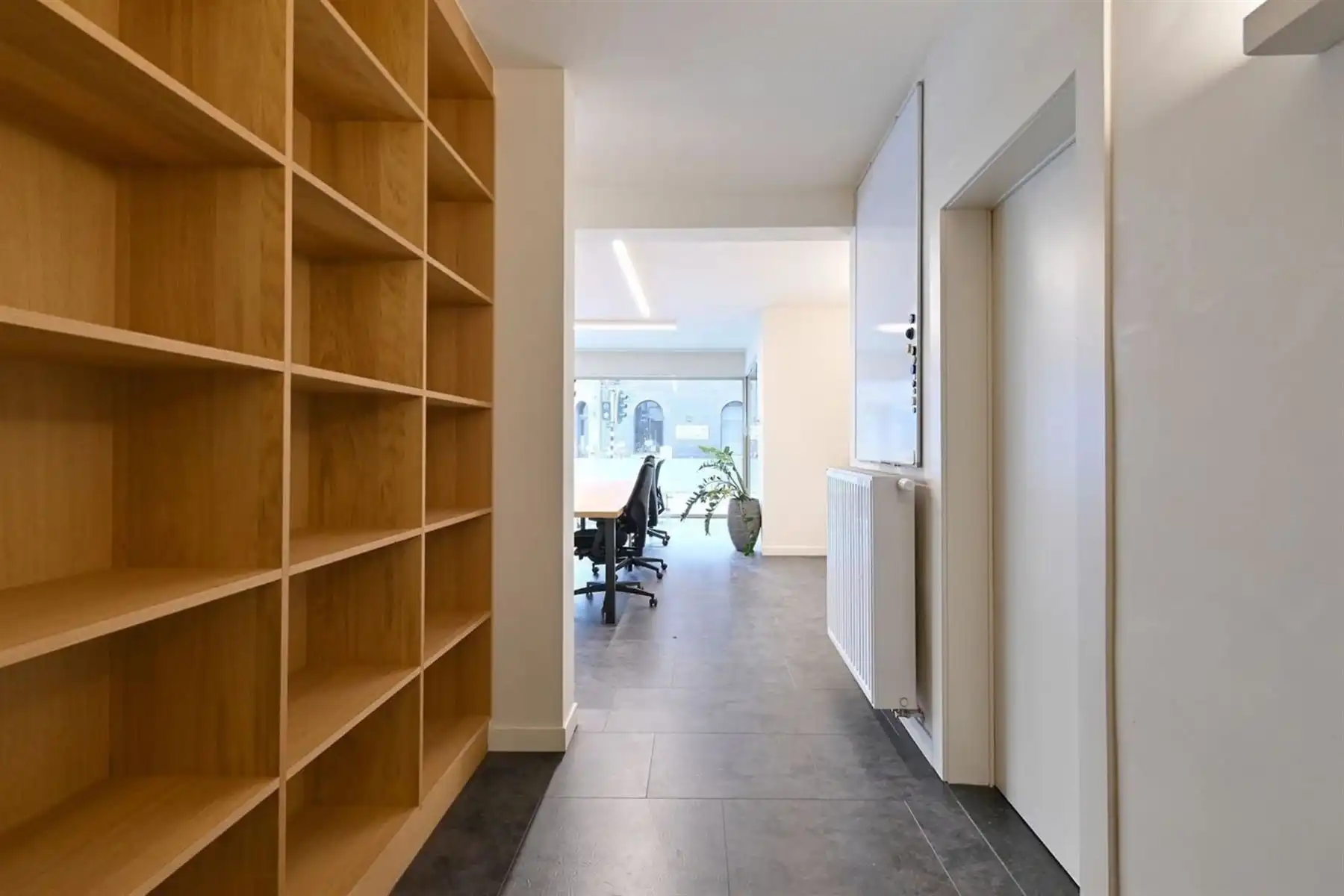Modern, gerenoveerd kantoor met ruime garage foto 5