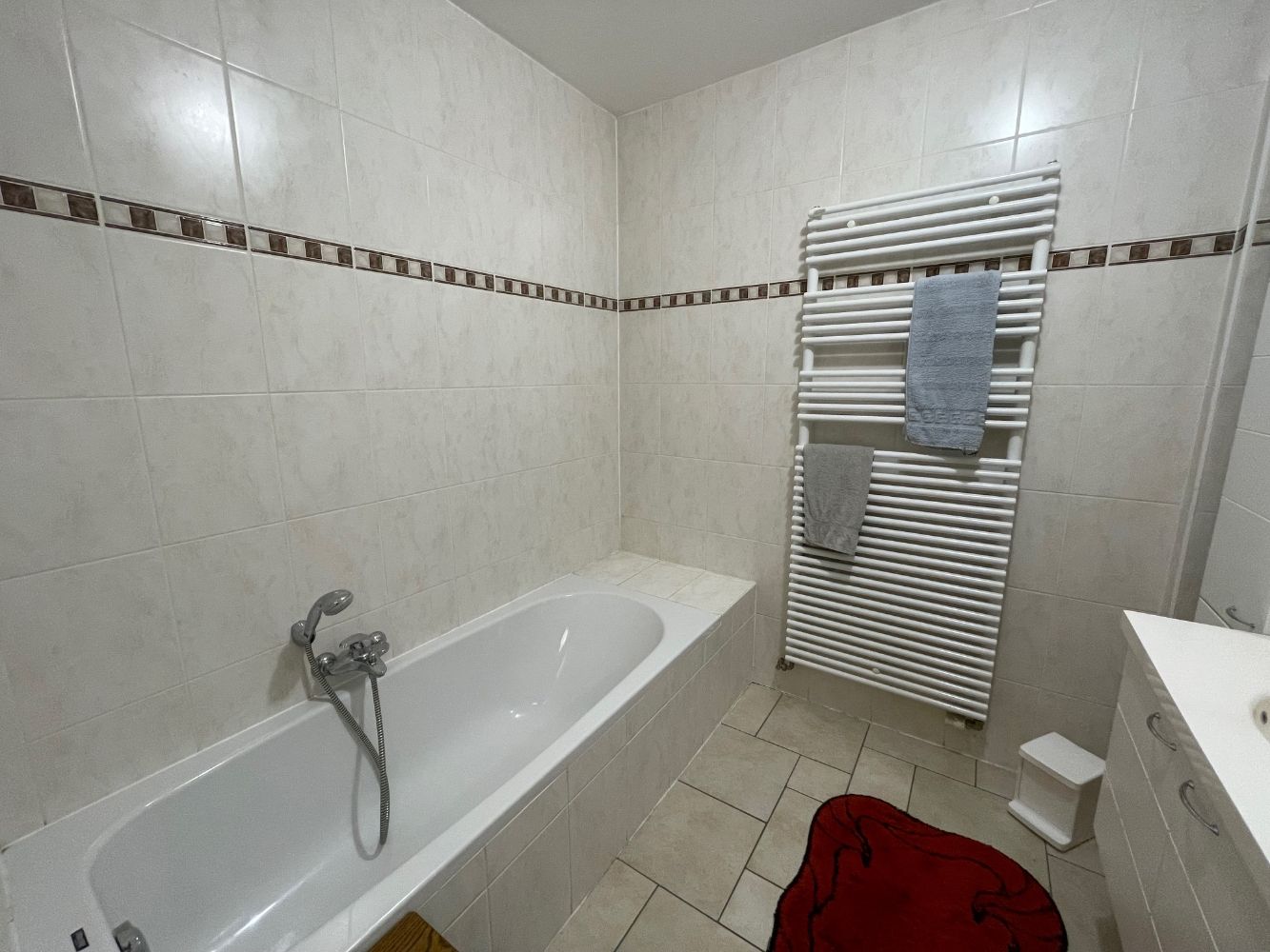 Ruim zonnig appartement met drie slaapkamers, twee badkamers en terras in een gebouw op de Markt. foto 12