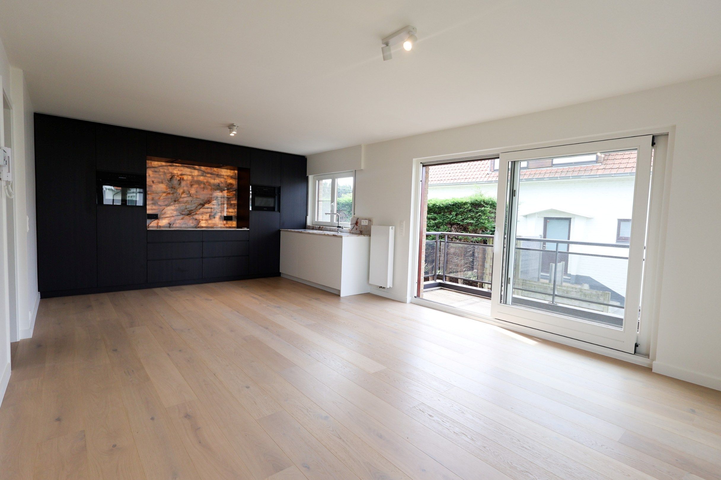 Gerenoveerd appartement met terras én garagebox vlak bij het strand van Sint-André Oostduinkerke foto 2