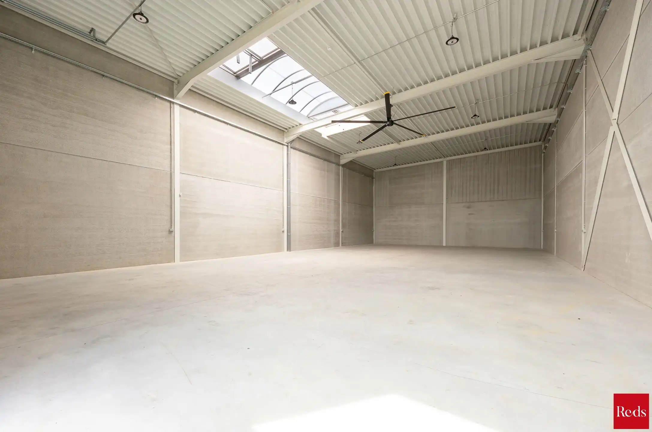 Magazijn te huur van ca. 288 m² in bedrijvenpark 'De Zwaan' foto 4