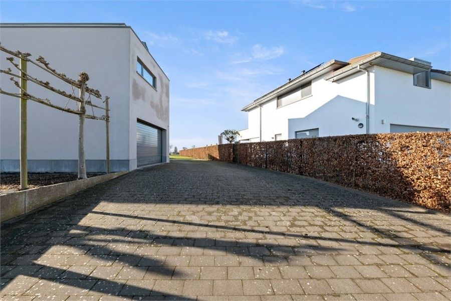 STIJLVOLLE OPEN BEBOUWING MET 3 SLKS OP EEN KNAP PERCEEL foto 4