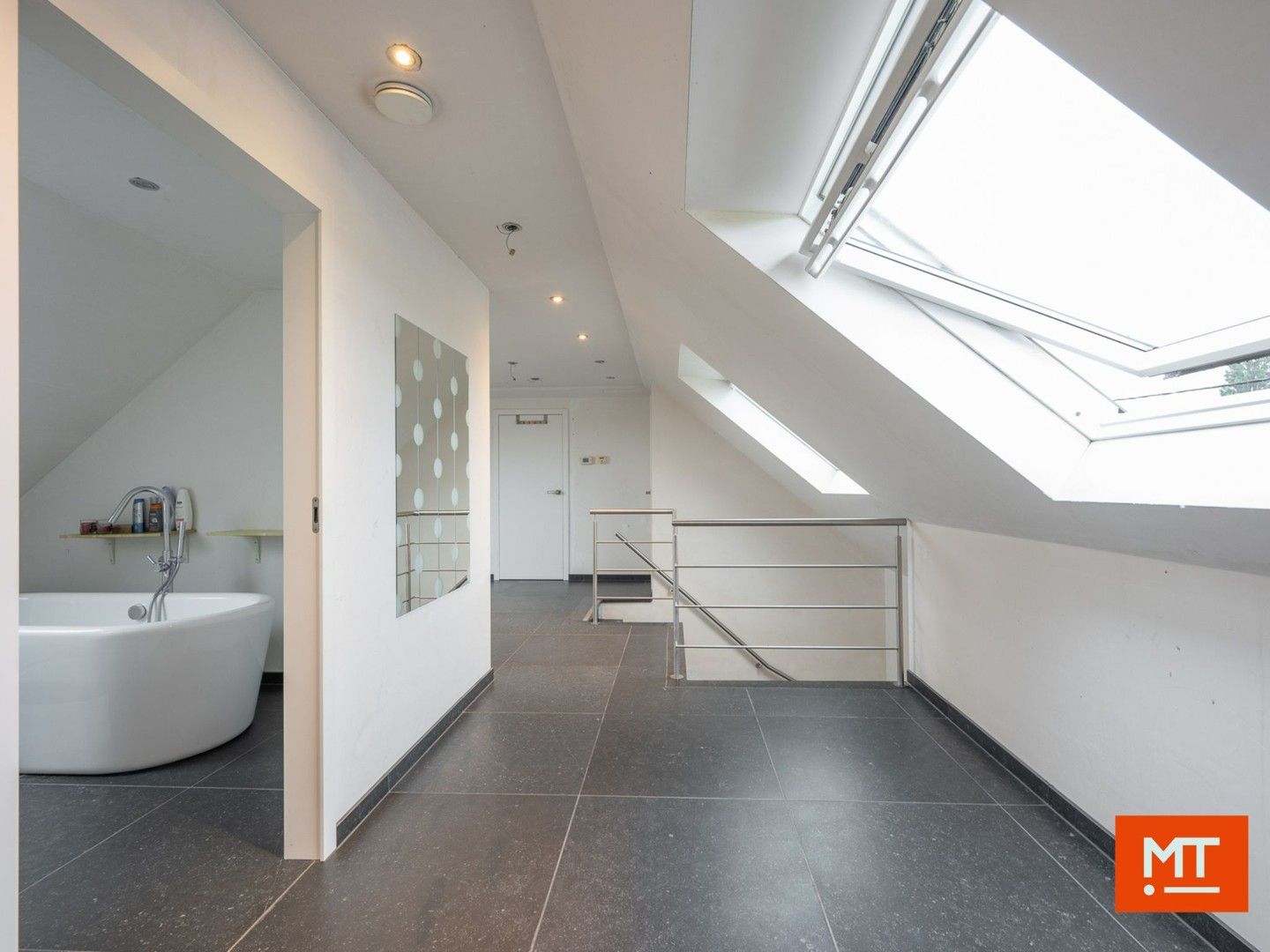 Alleenstaande woning (2013) in landelijke omgeving met naastliggend bouwland foto 12