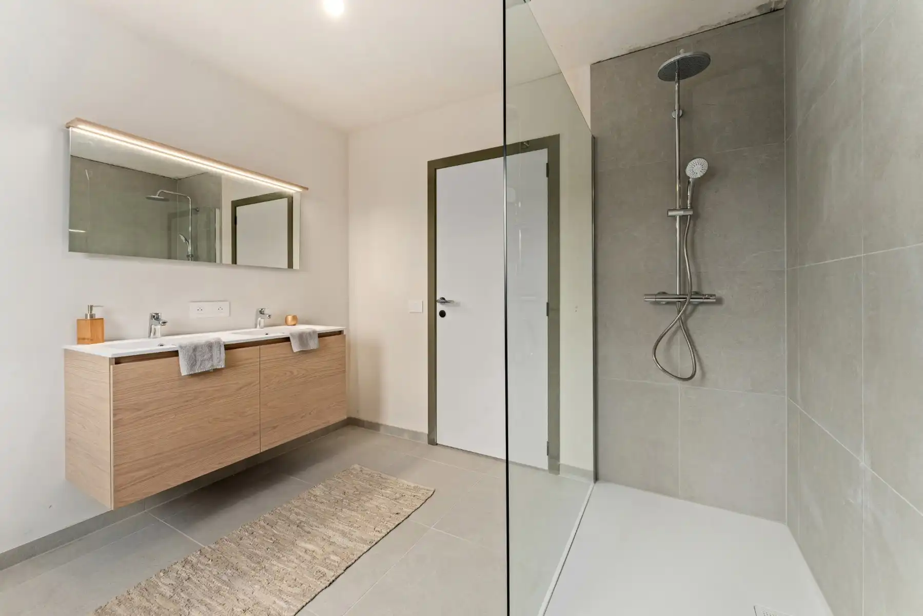 Moderne, halfopen woning foto 10