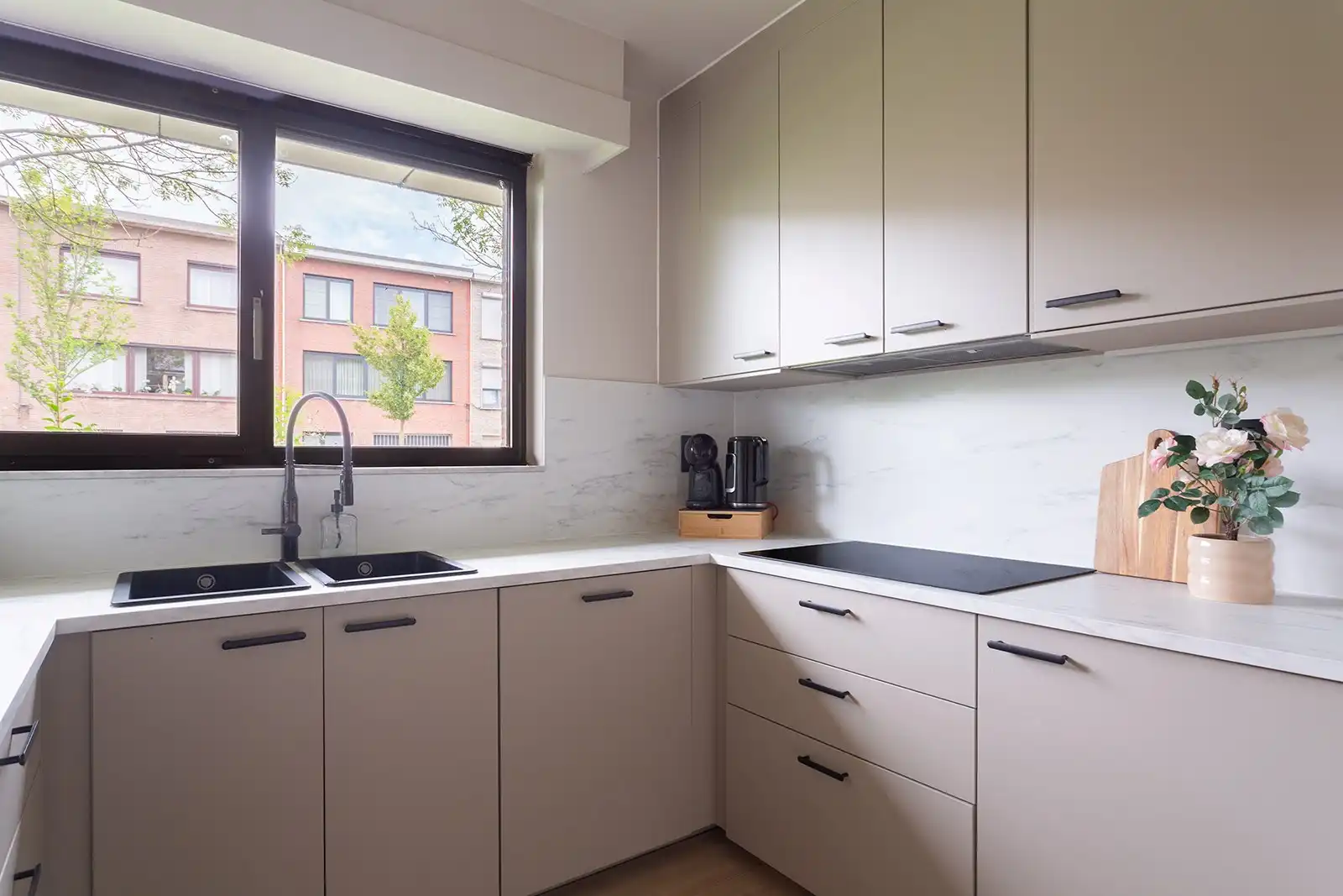 Ruim, gerenoveerd gelijkvloersappartement met garagebox! foto 9