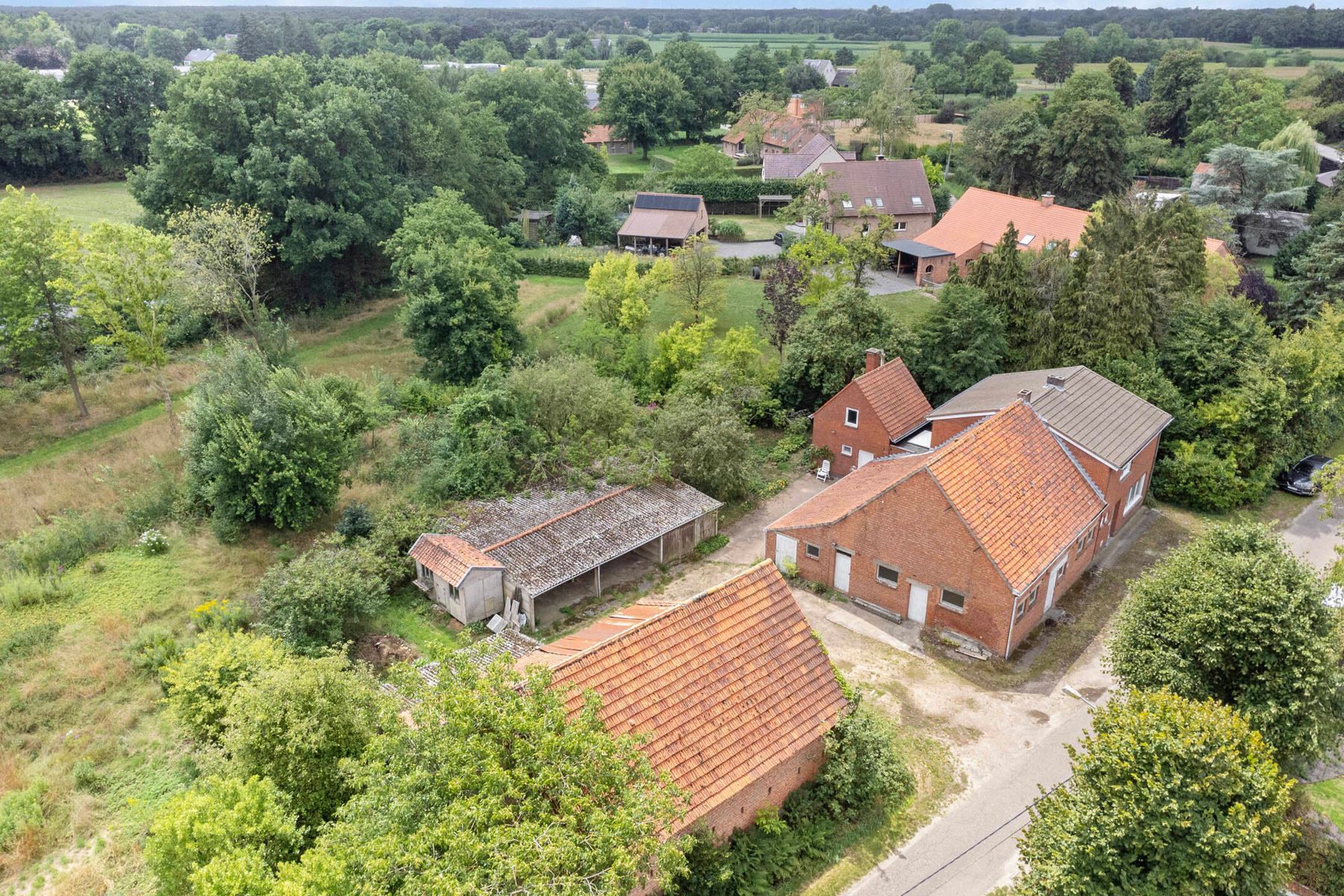 Te renoveren hoeve met authentieke schuur en stallen foto 32