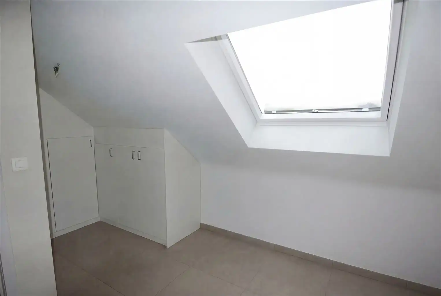 Duplex-appartement met 2 slaapkamers en bureau, terras, autostaanplaats en kelderberging. foto 9