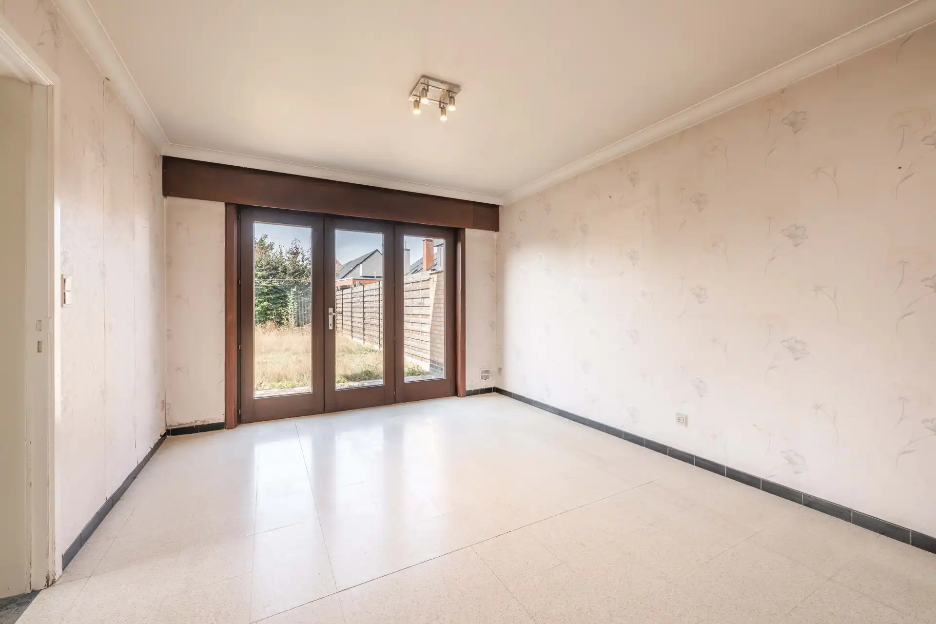 Te renoveren halfopen woning met 3 slaapkamers én zuidwestgerichte tuin met een aparte garage en aansluitende berging in een rustige tuinwijk te koop in Zulte. foto 7