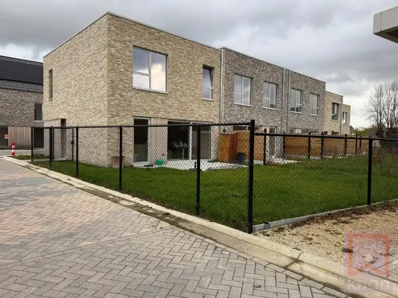 BEMEUBELDE woning met 3 slaapkamers, tuin en carport. foto 3