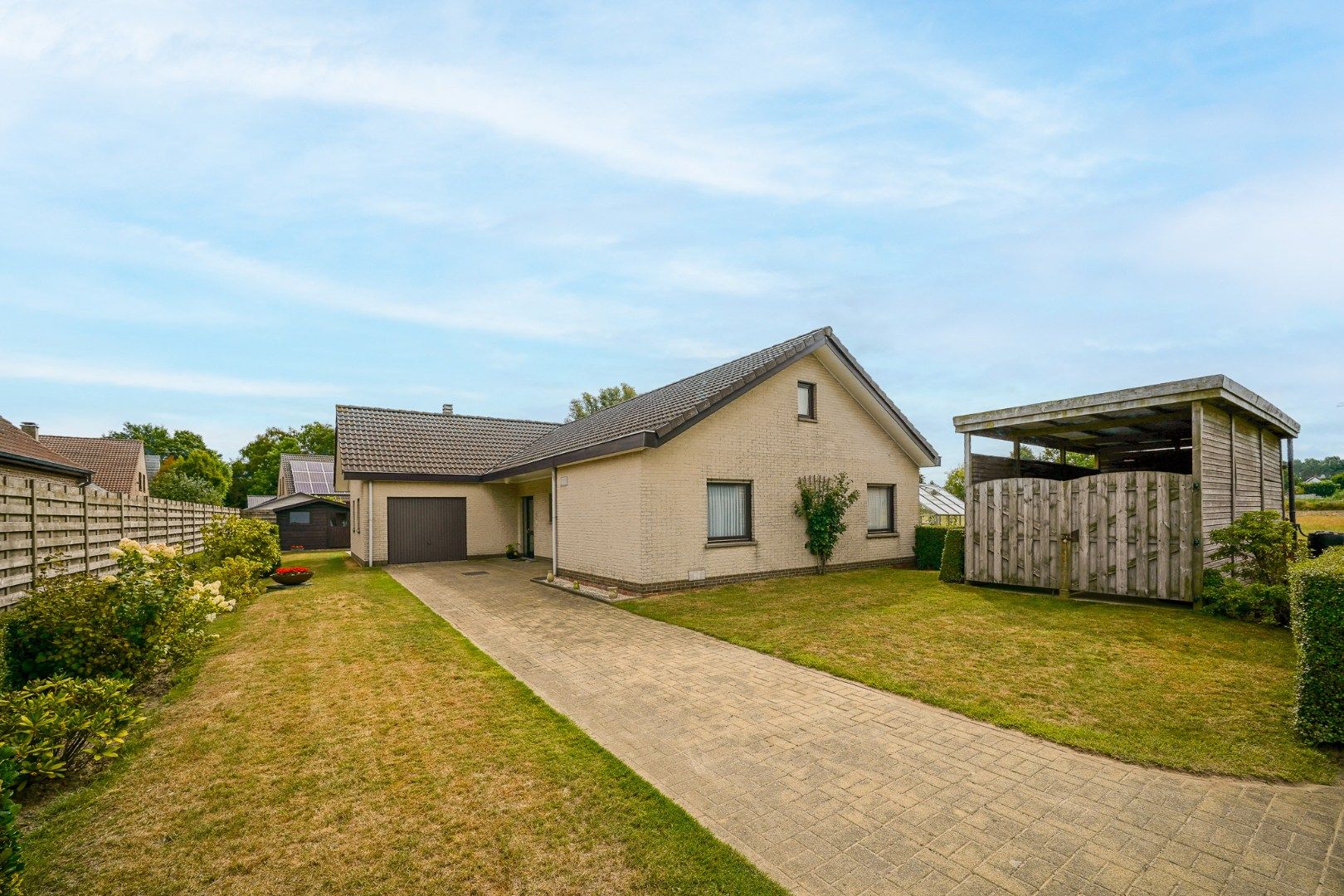 Hoofdfoto van de publicatie: Perfect onderhouden bungalow met 3 slaapkamers op zonnig perceel in Roksem!