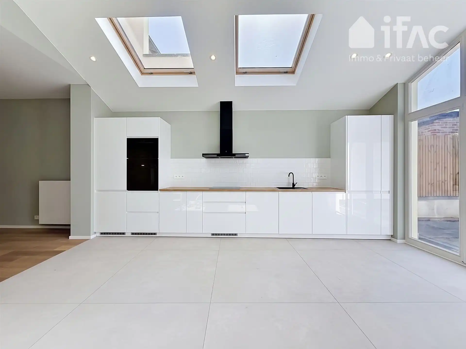 Lichtrijke gerenoveerde rijwoning met zonnig terras foto 2