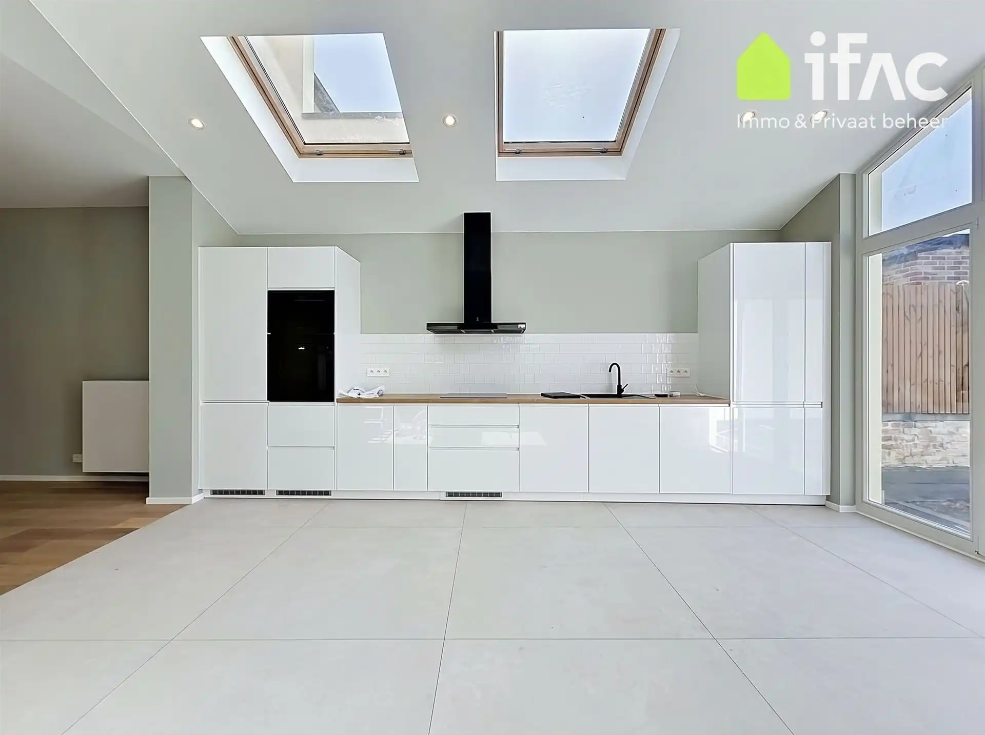 Lichtrijke gerenoveerde rijwoning met zonnig terras foto 2