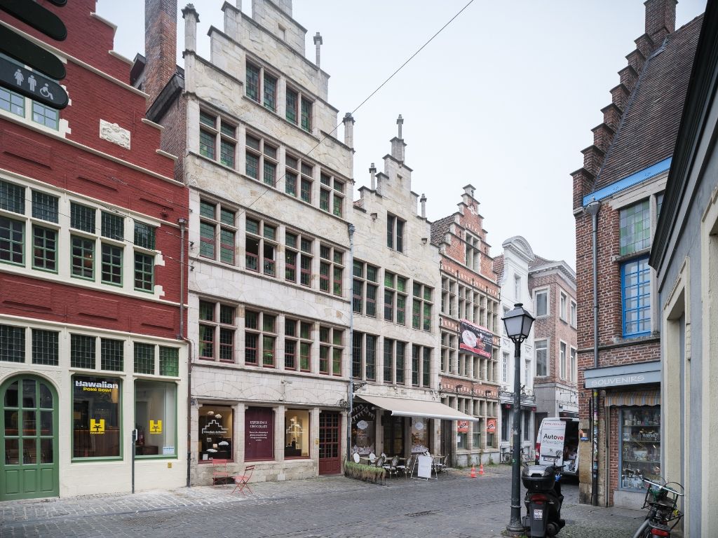 Instapklaar appartement op slechts 50 m van ”Gravensteen" foto 2