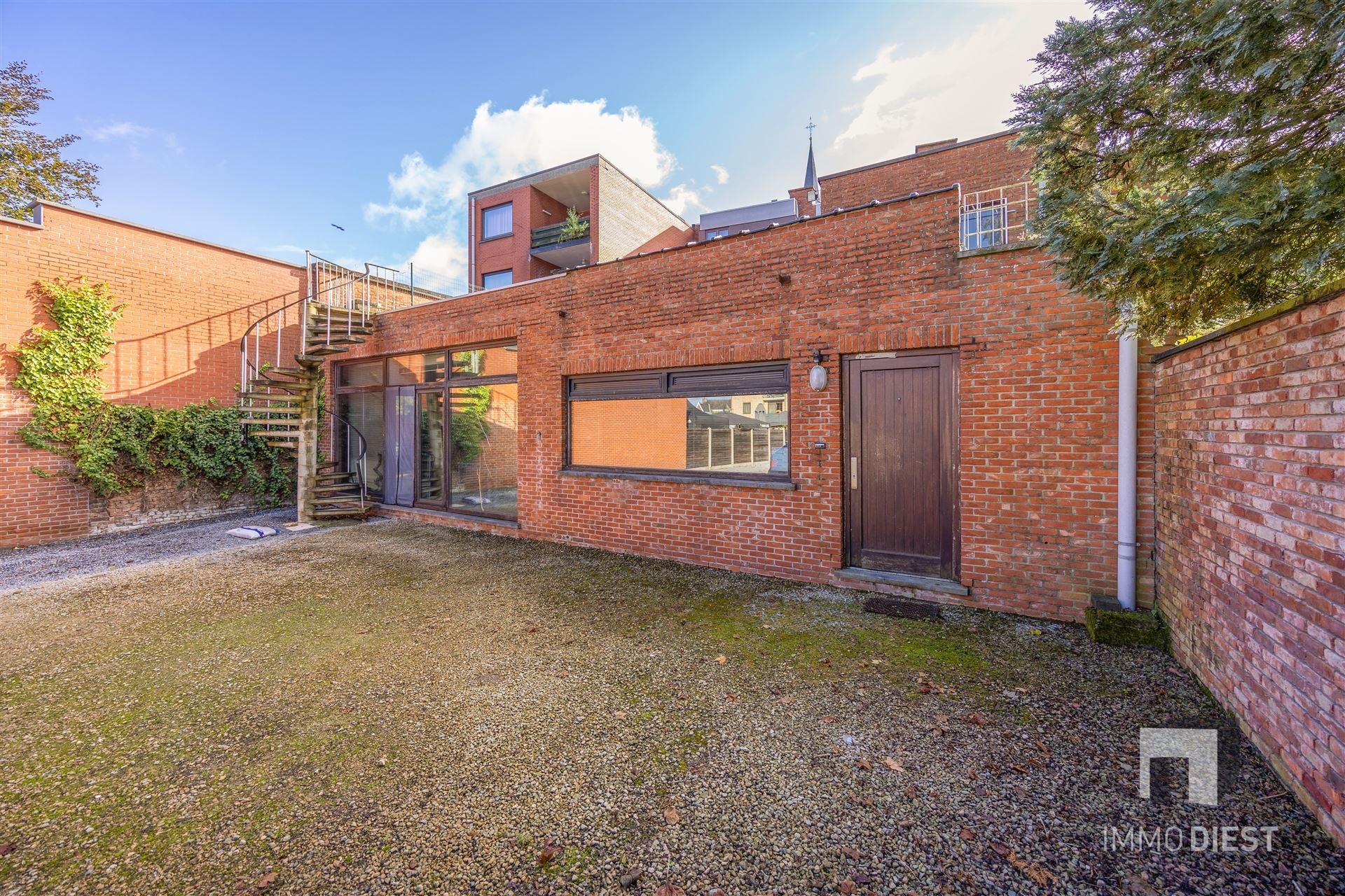 Handelsgelijkvloers 300m2 met 9 autostaanplaatsen foto 7