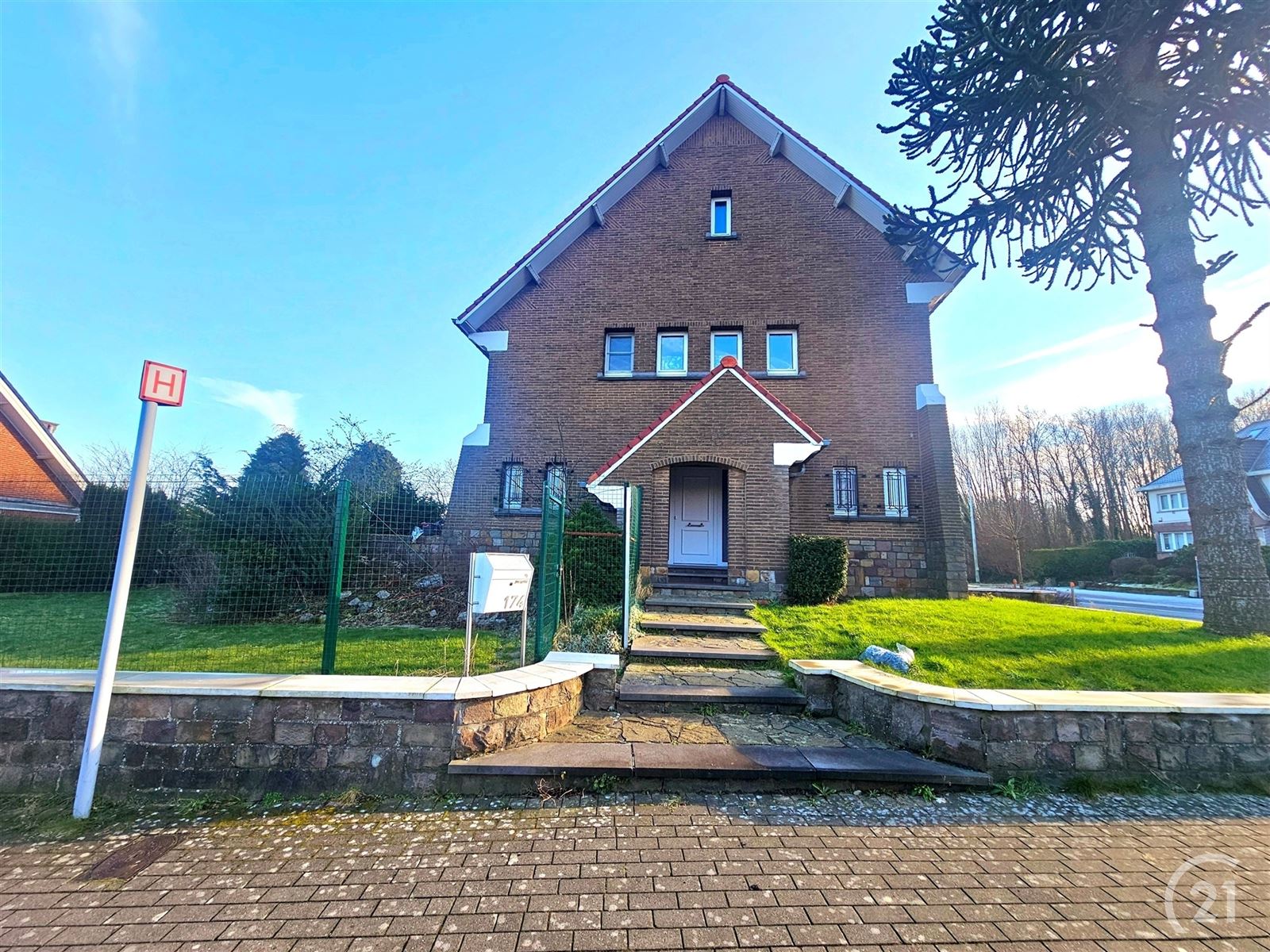 Karaktervolle driegevel villa met grote garage foto 2