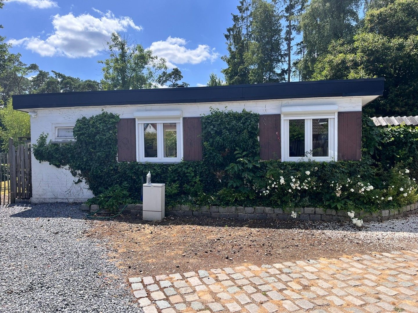 Bungalow met garage en tuin foto 2