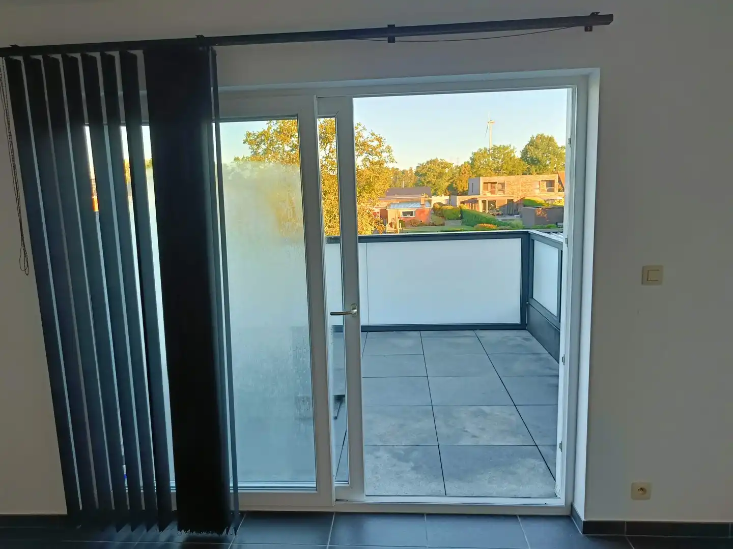 Instapklaar duplexappartement met 2 slpk, terras, garage & 2 parkeerplaatsen te huur in Bilzen foto 4
