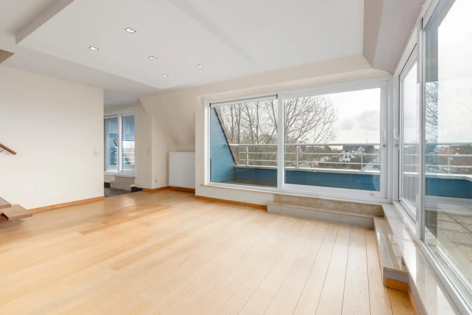 RUIM DUPLEX APPARTEMENT MET 4 SLAAPKAMERS foto 2