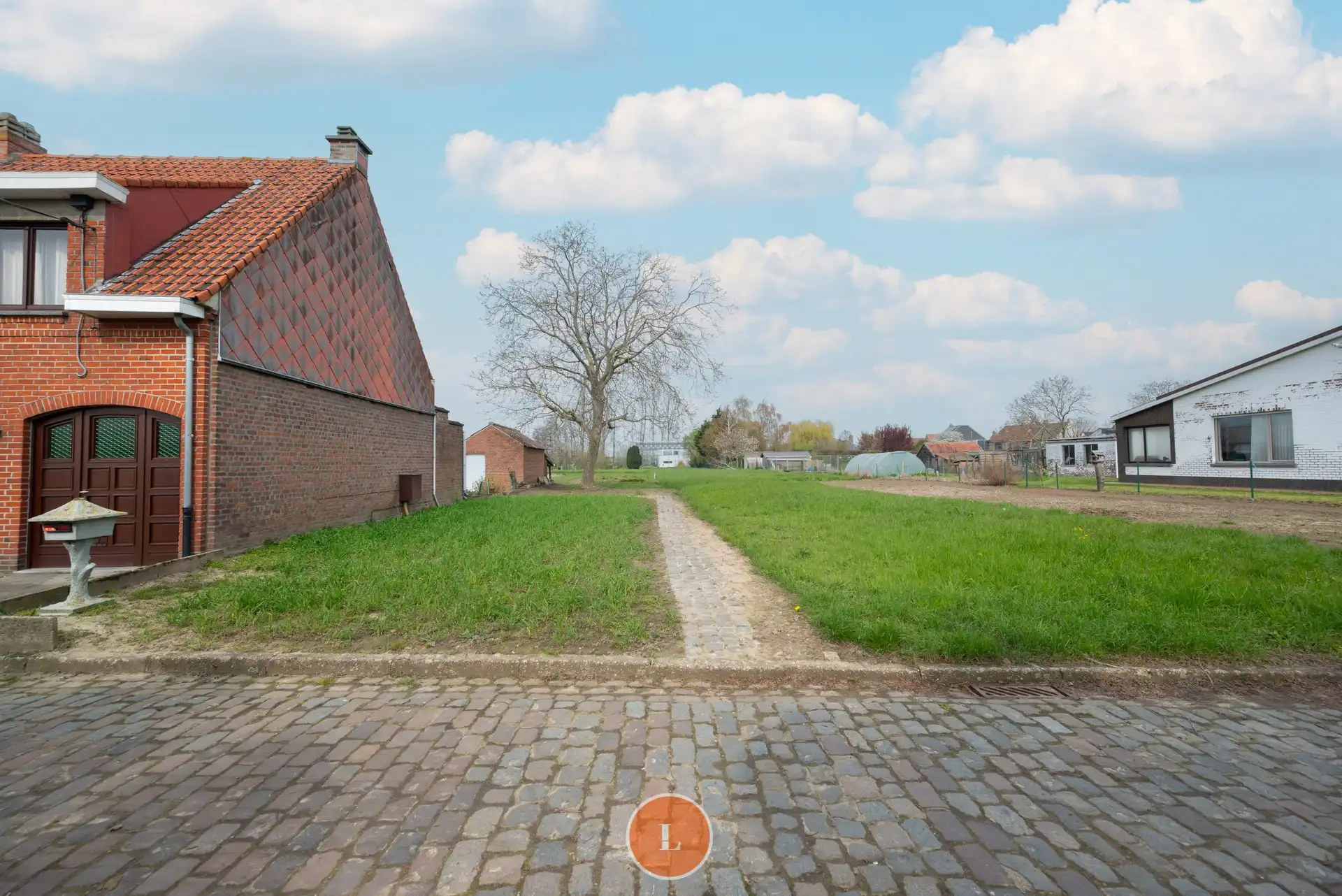 Te renoveren woning met apart bouwperceel op rustige locatie in het groen foto 2