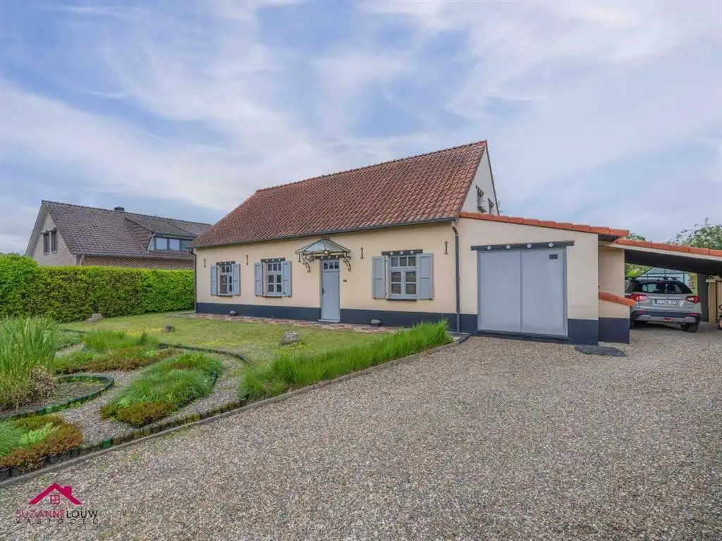 Karaktervolle, vrijstaande woning op riant perceel foto 3