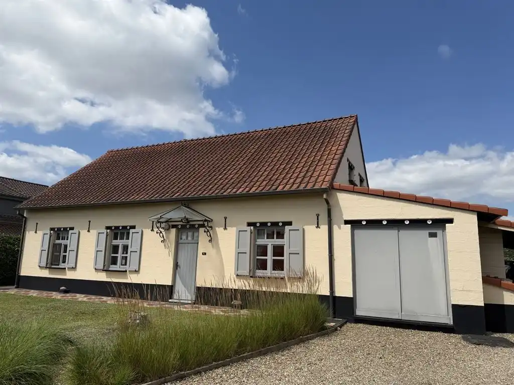 Karaktervolle, vrijstaande woning op riant perceel foto 3