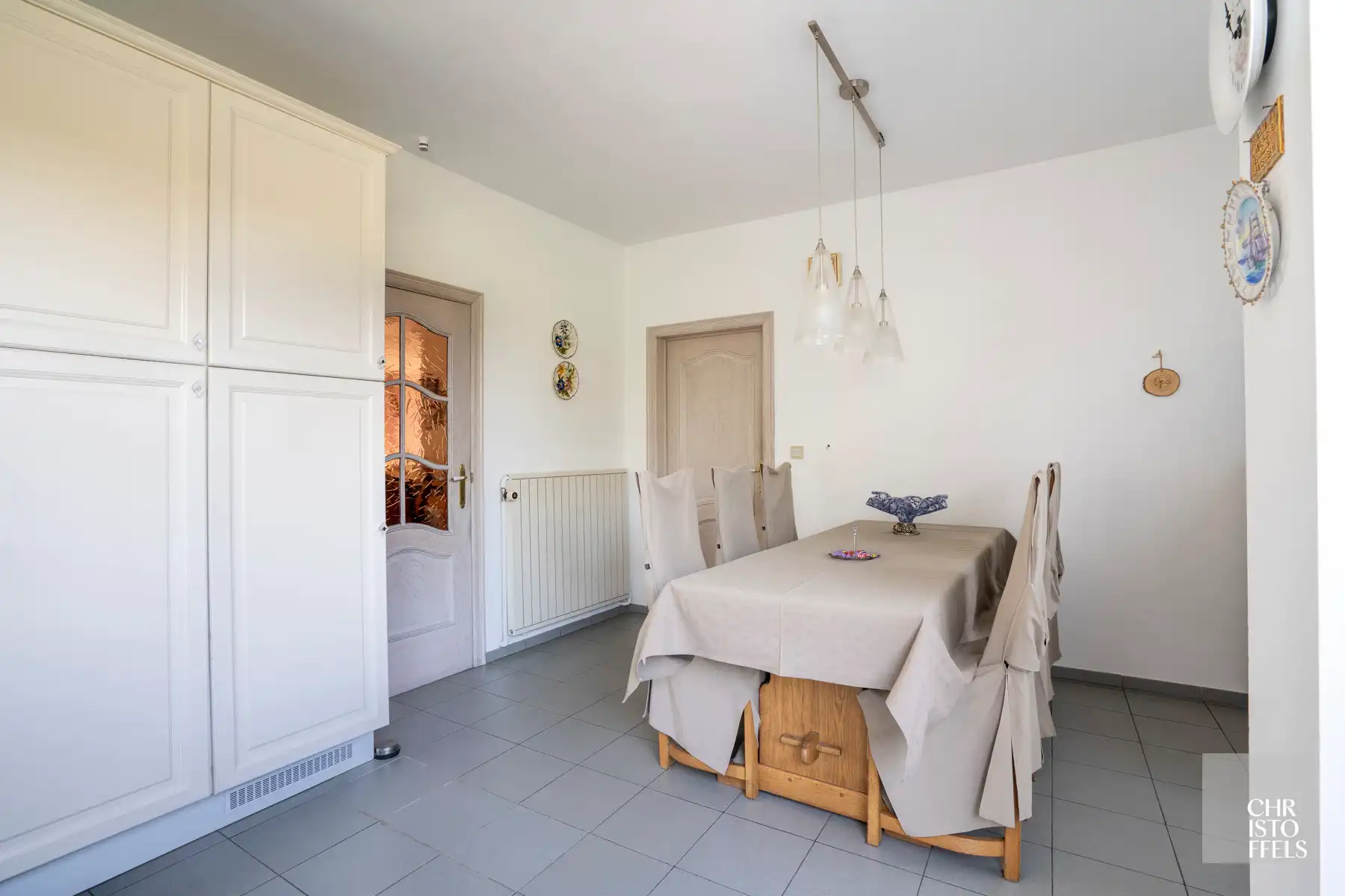 Zeer ruime woning met twee studio's op een perceel van 1950 m²! foto 4