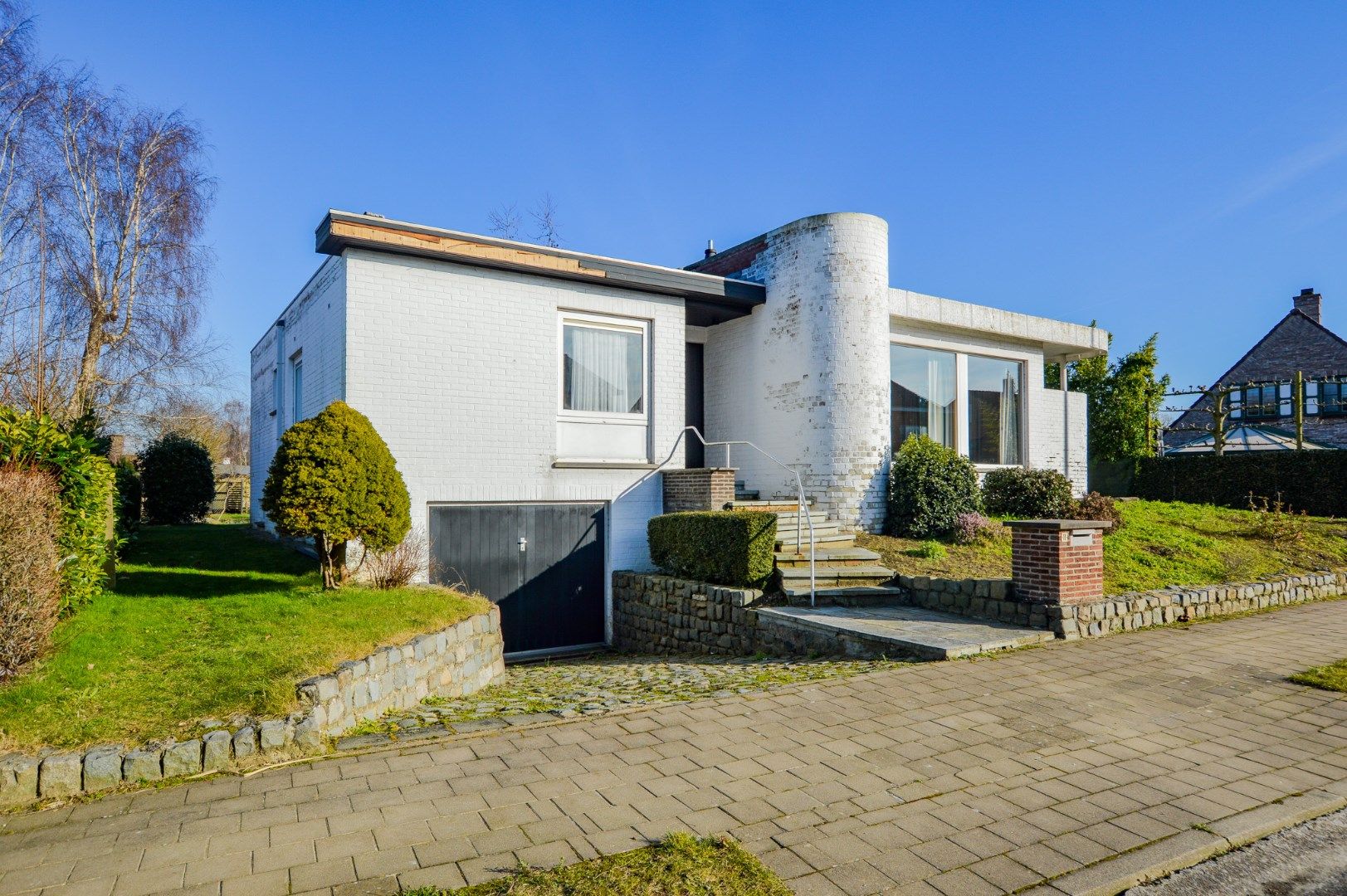 Hoofdfoto van de publicatie: Architecturale villa op ruim perceel in residentiële buurt te St-Michiels! 