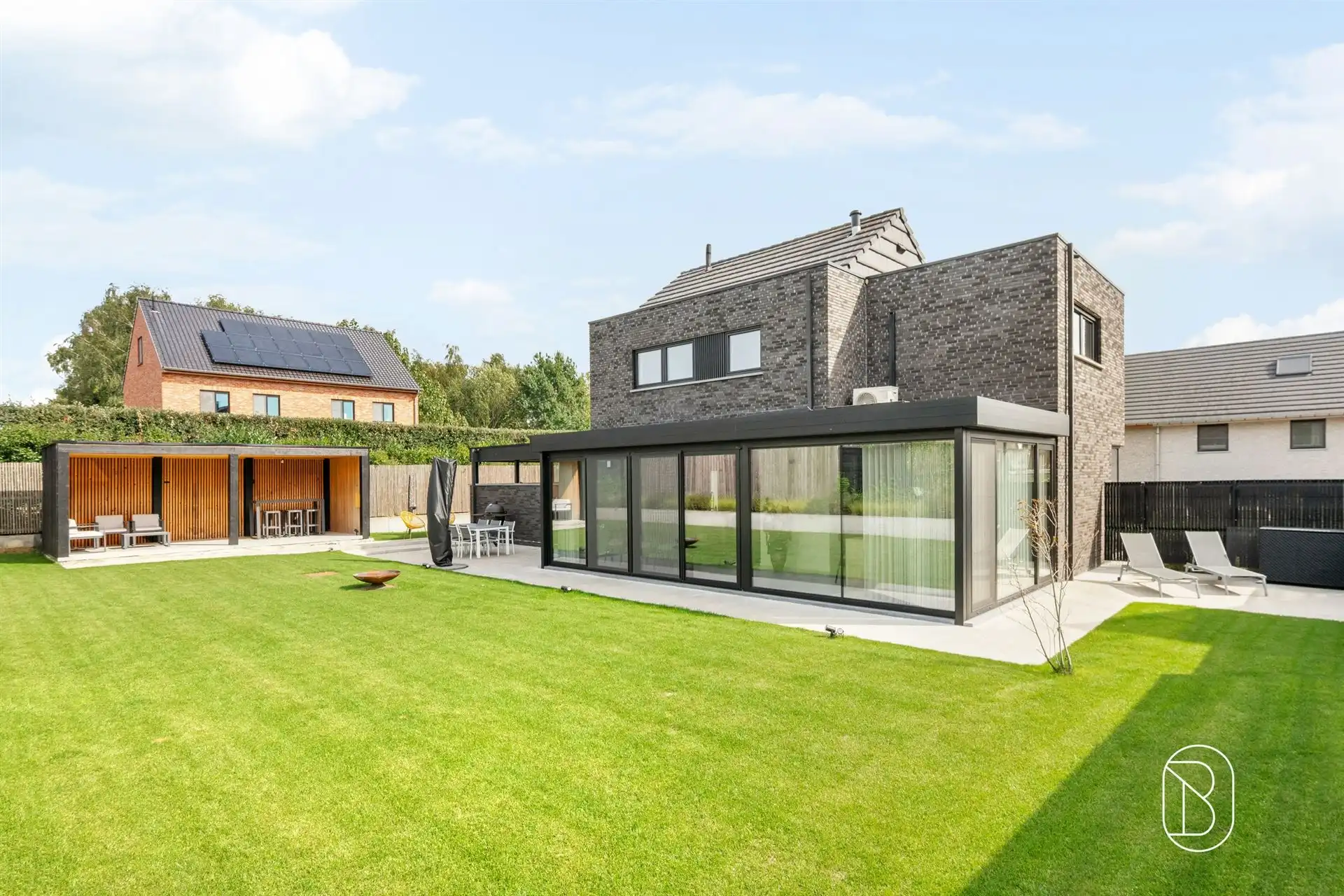 Topgelegen recente moderne woning foto 3
