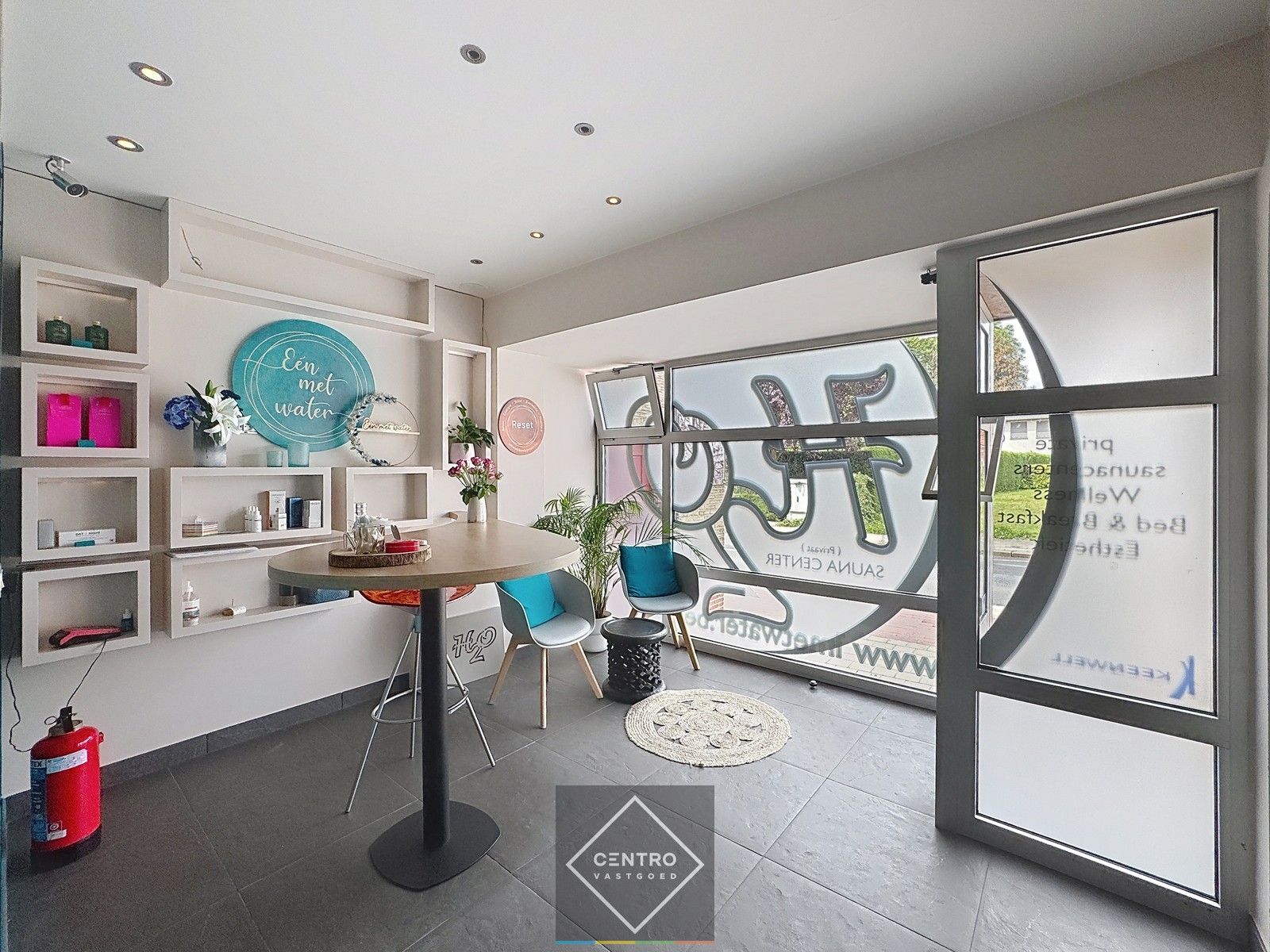 Instapklaar handelspand met wellness, appartement én verhuurde broodjeszaak – toplocatie in Sint-Eloois-Winkel (Ledegem). foto 4