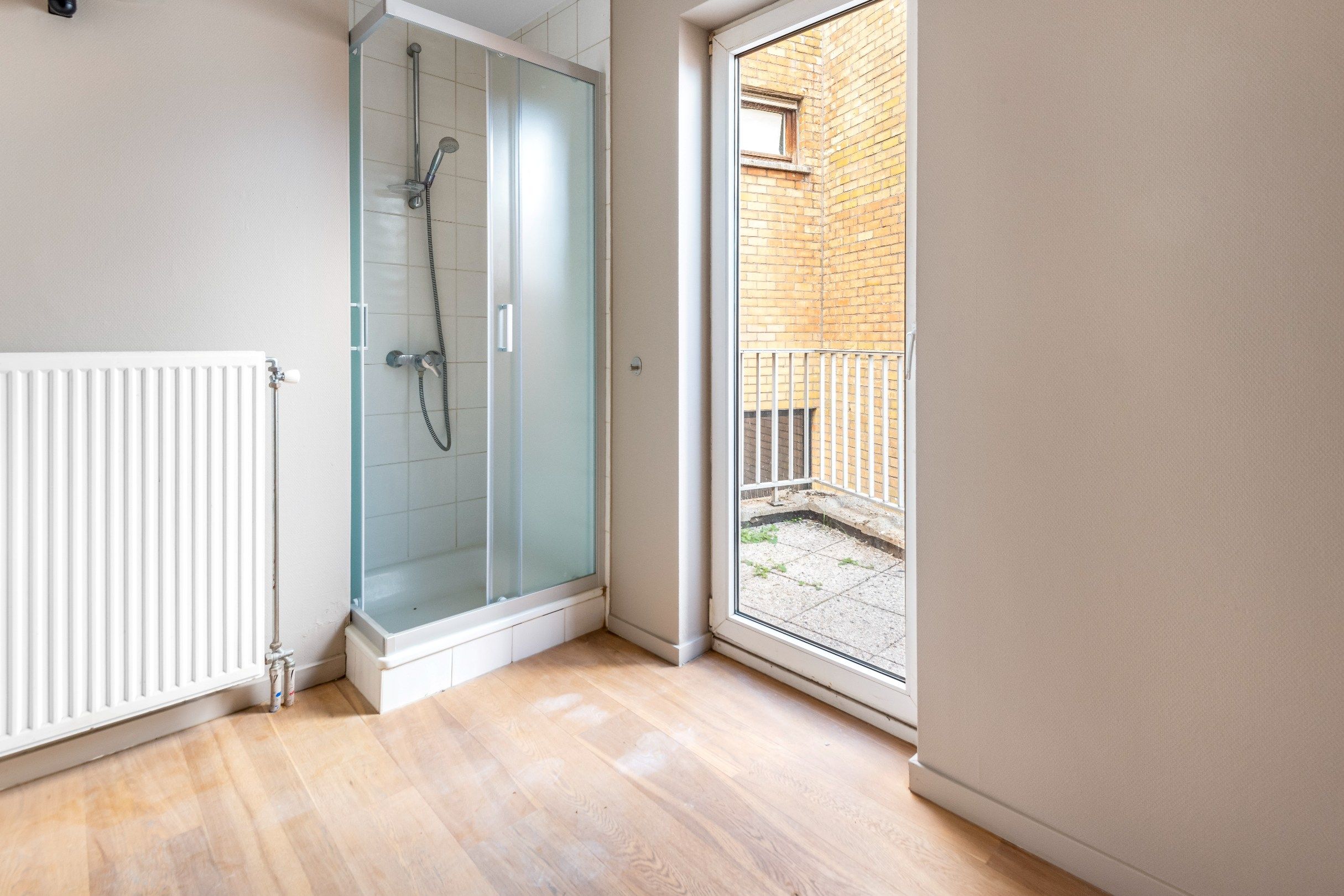 Aangenaam duplexappartement in een kleine residentie centraal gelegen vlakbij de winkels van de Lippenslaan. foto 8