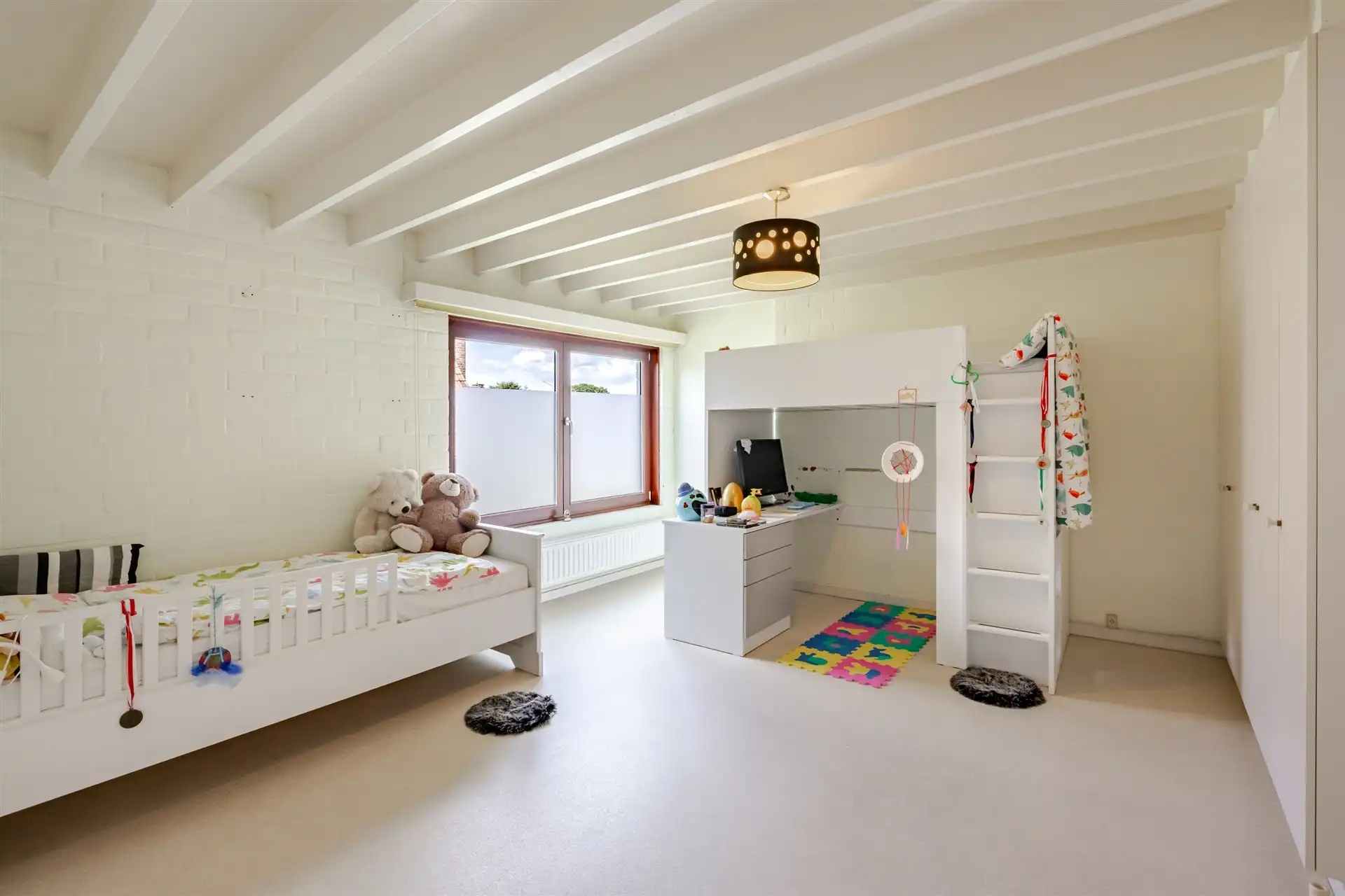 Riante woning met 4 slaapkamers , tuin en praktijk foto 37