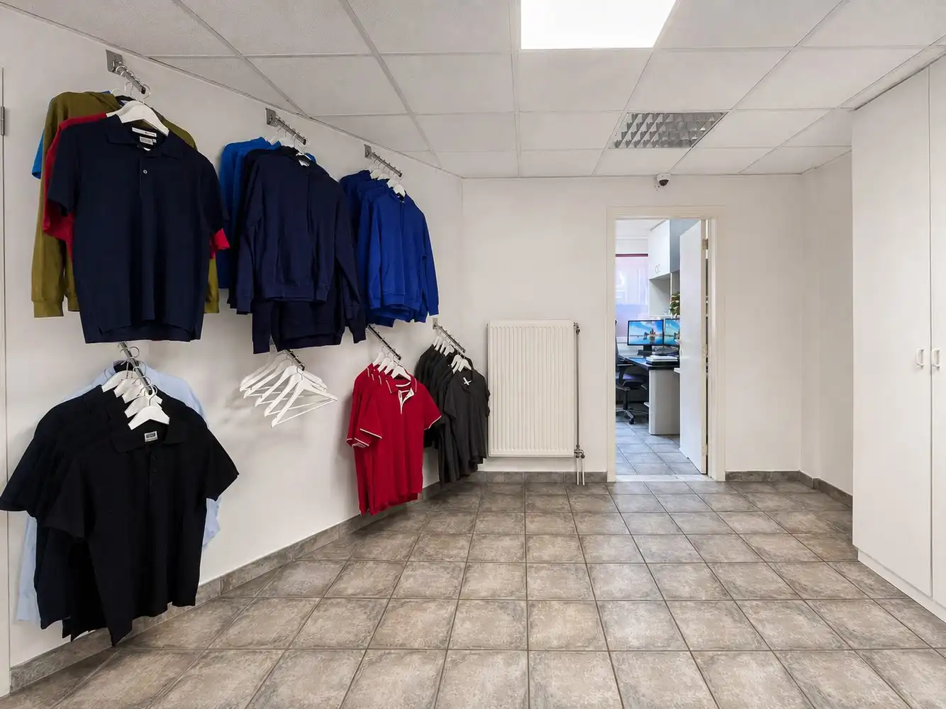 Handelsruimte pal aan het centrum van Genk foto 4