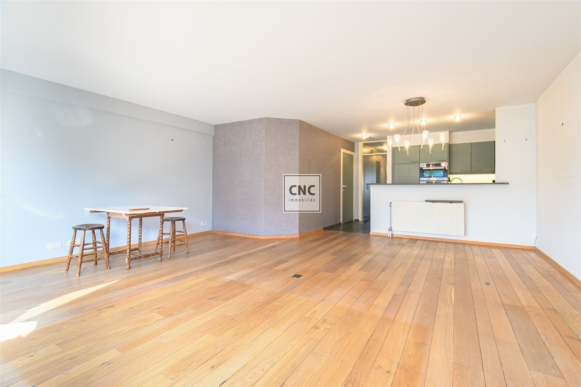 Mooi, goed onderhouden 2 slaapkamer-appartement in het hart van Knokke, gelegen op de vierde verdieping van de residentie "Euro 2000-II". Mogelijkheid tot aankoop van parking in nabije omgeving.  foto 4