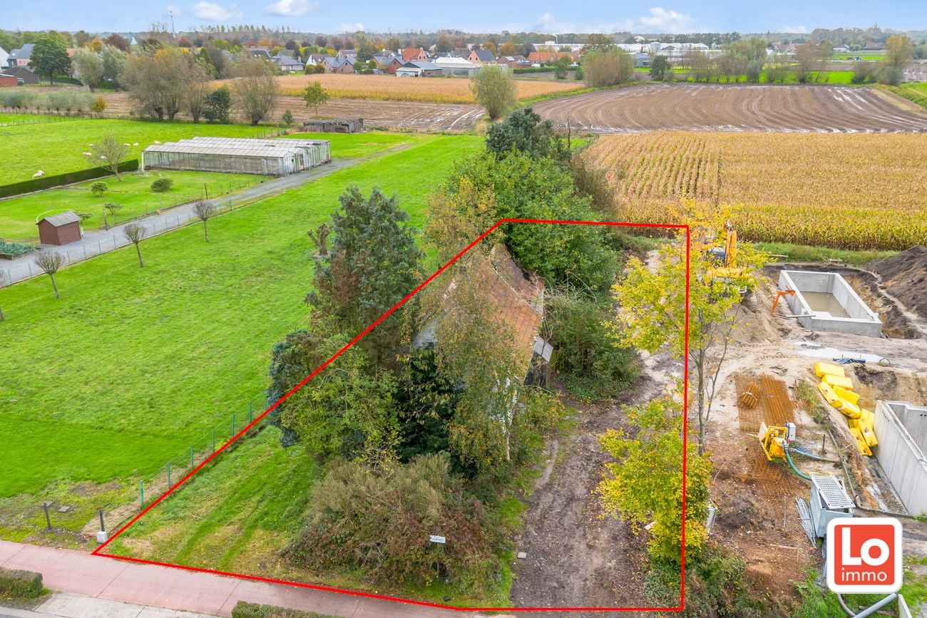 VERKOCHT! Afbraakwoning op mooi zuid georiënteerd perceel bouwgrond met open zicht in Lochristi! foto {{pictureIndex}}