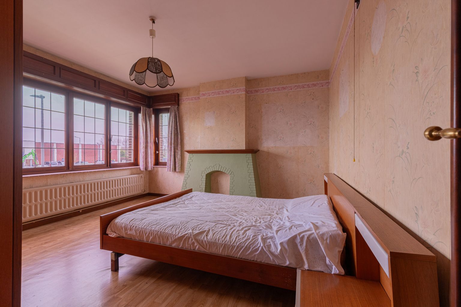 Ruime te renoveren gezinswoning met 4 slpks! foto 11