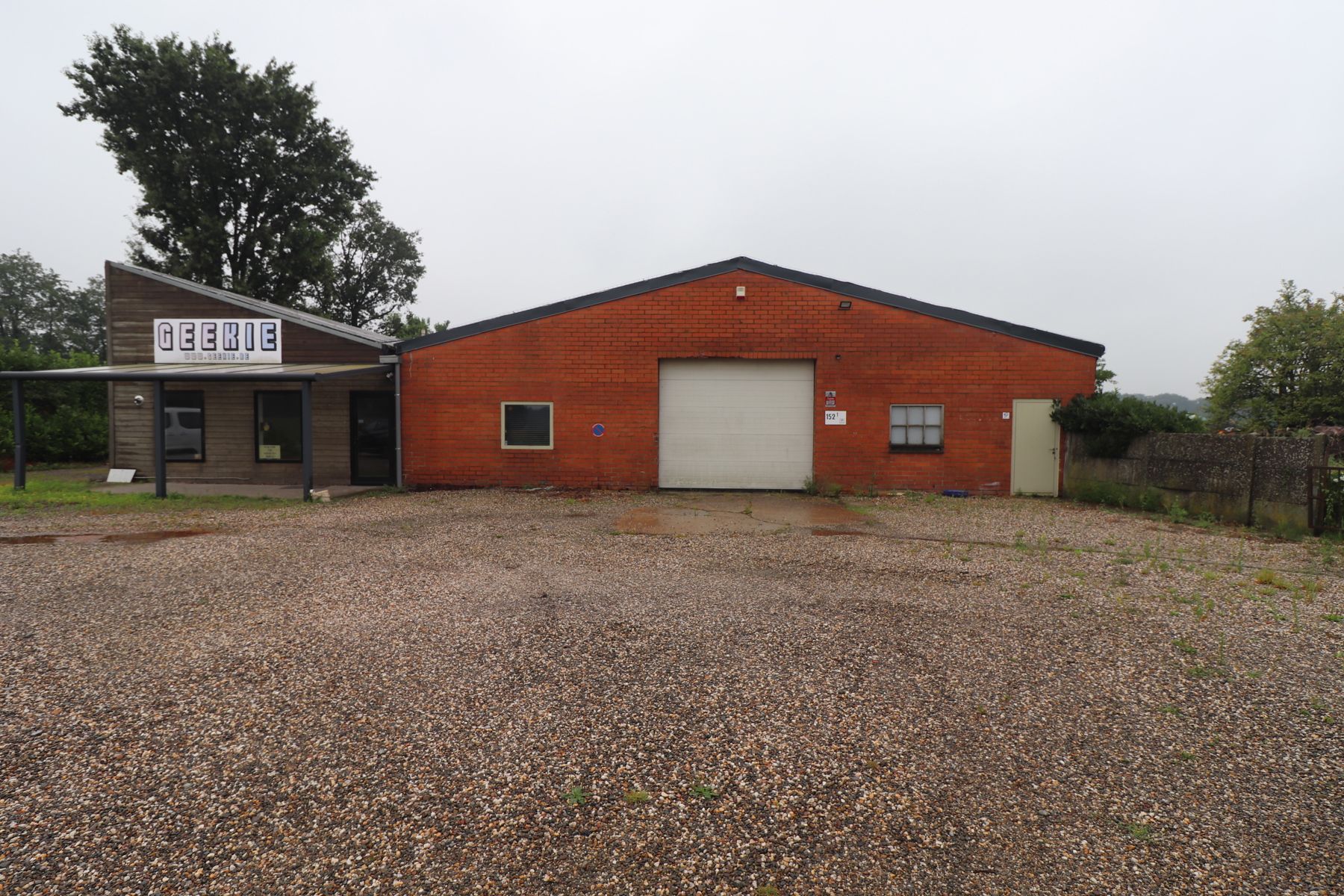 Een opslag- of magazijnruimte rechts vooraan van ca. 400 m² met bureelruimte. foto {{pictureIndex}}