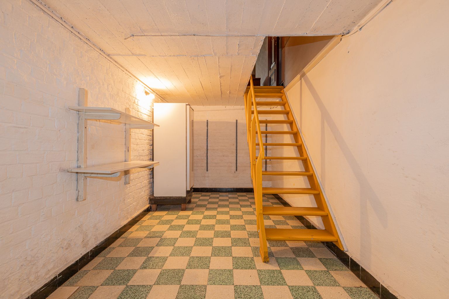 Ruime te renoveren gezinswoning met 4 slpks! foto 15