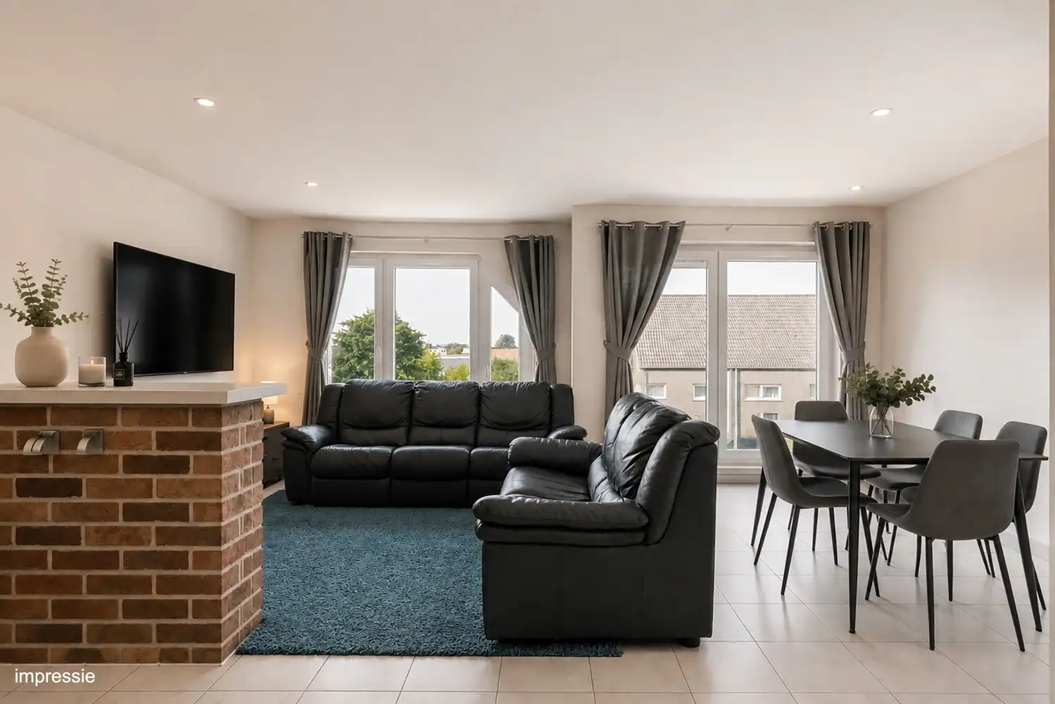 Instapklaar 2-slaapkamer appartement met royale garagebox en autostaanplaats! foto 2