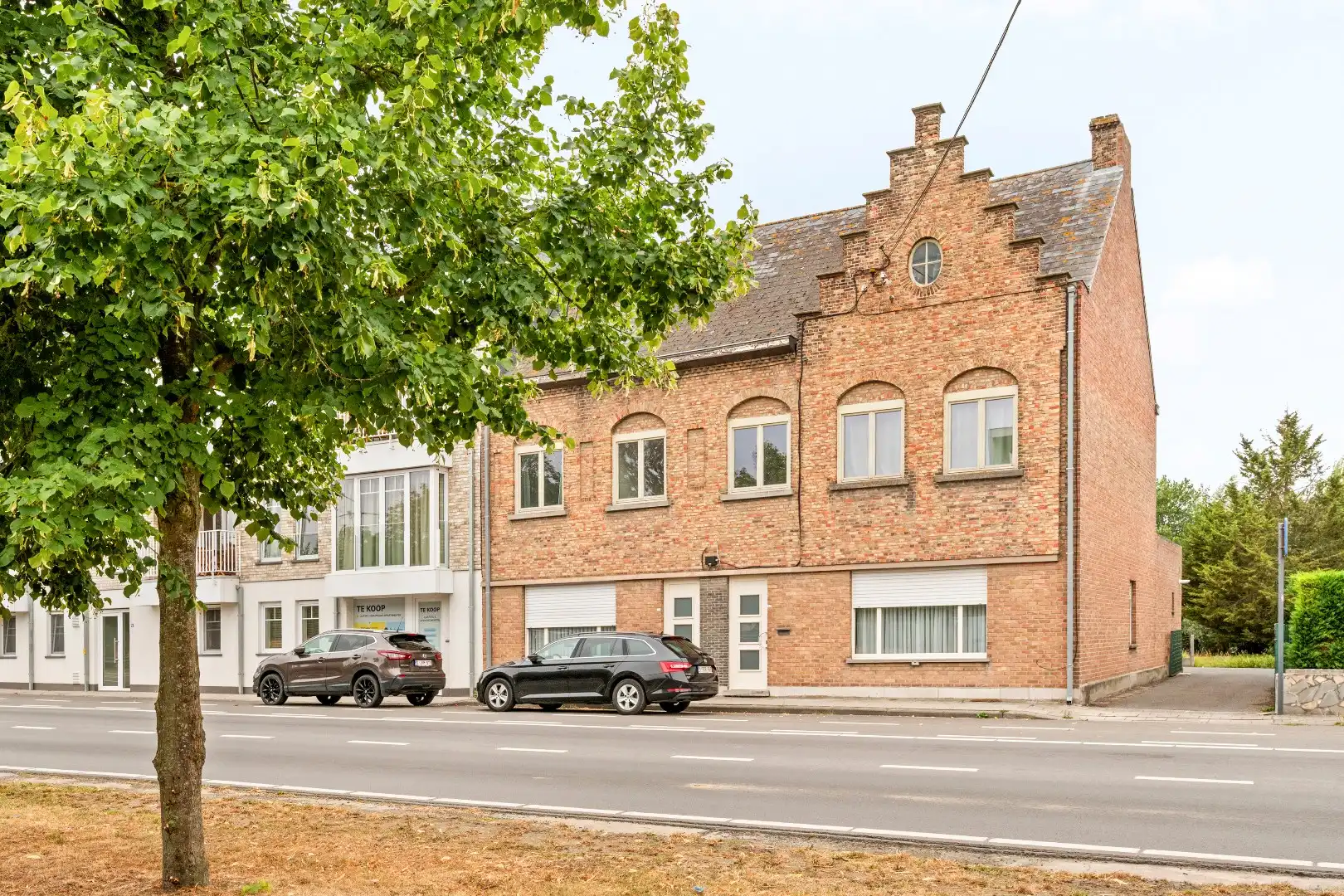 Opbrengsteigendom bestaande uit 2 ruime woningen, 3 garage en grond. foto 3