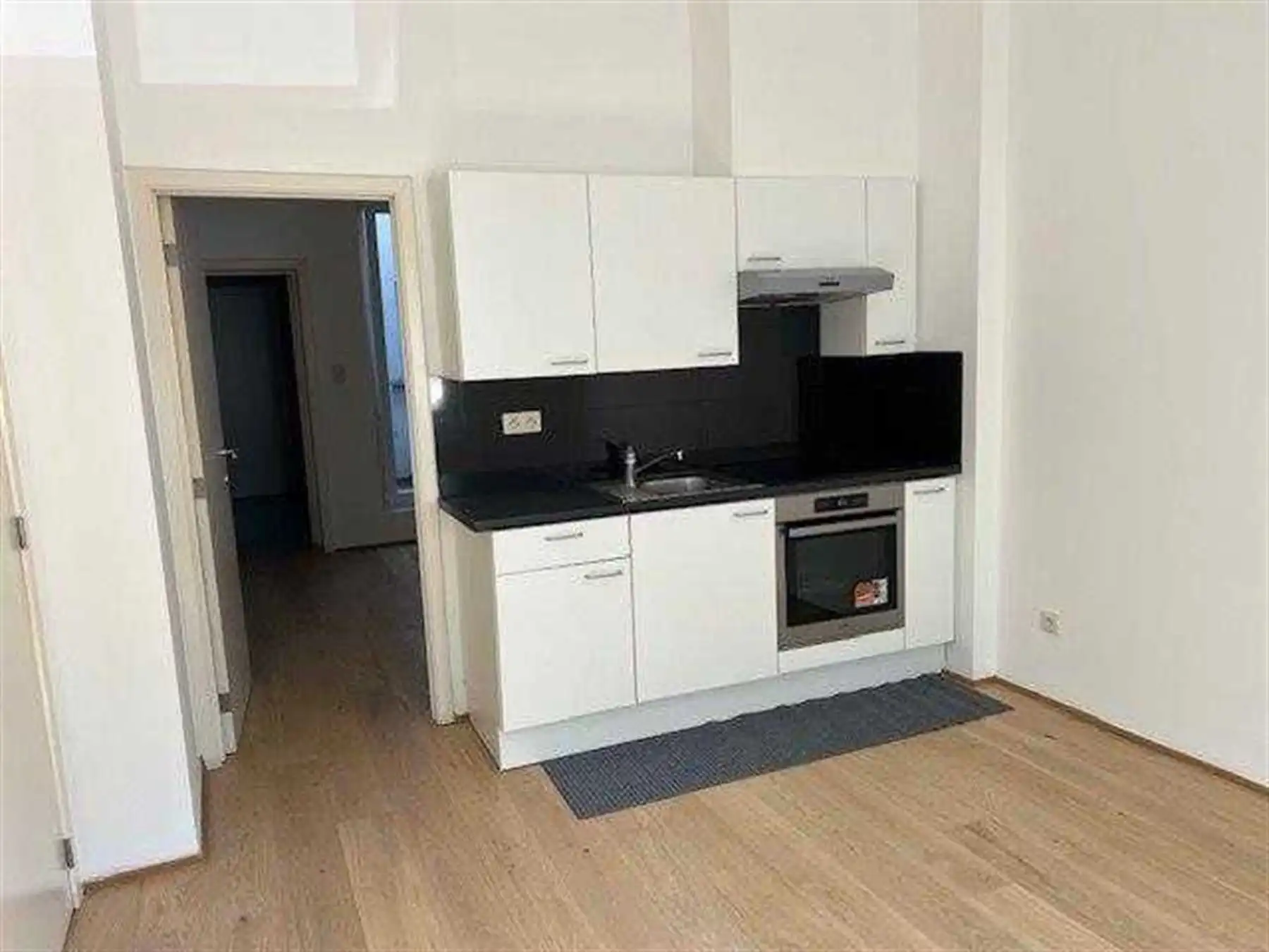 Woning met 3 verhuurde units en ruim magazijn met aparte toegang foto 2