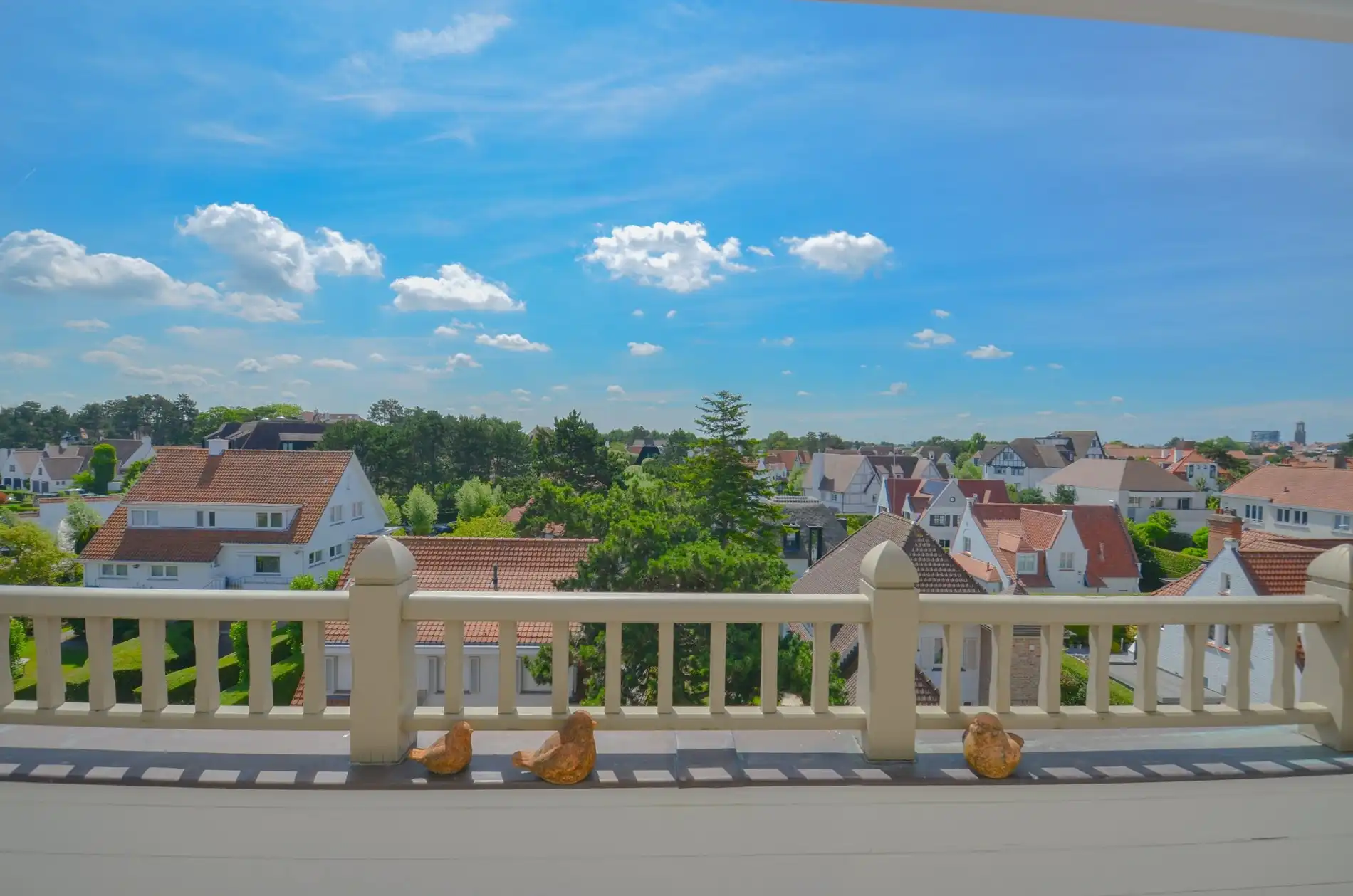 Stijlvol duplexappartement met zonnige terrassen en open zicht op de villa’s van het Zoute. foto 9