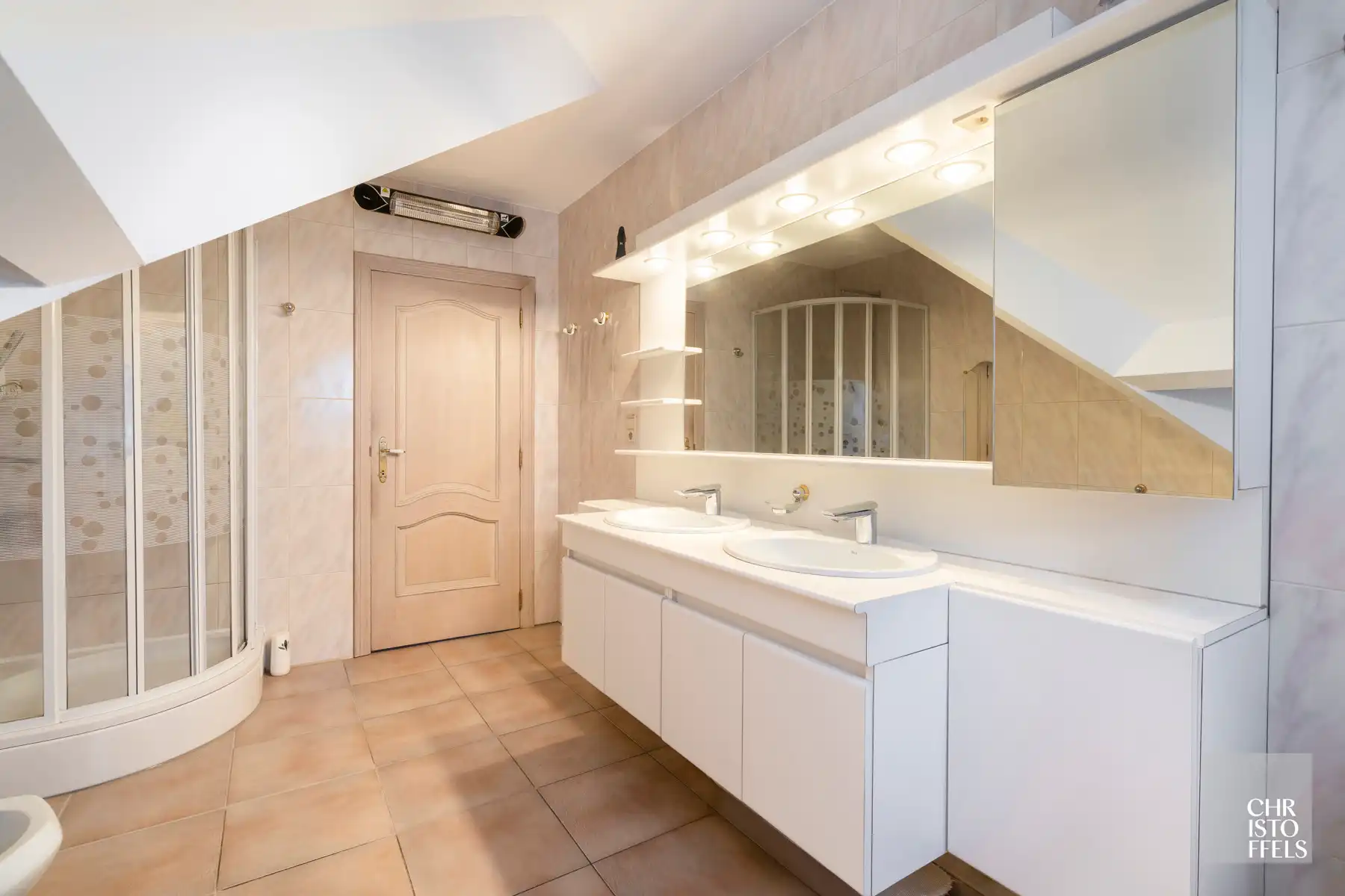 Zeer ruime woning met twee studio's op een perceel van 1950 m²! foto 13