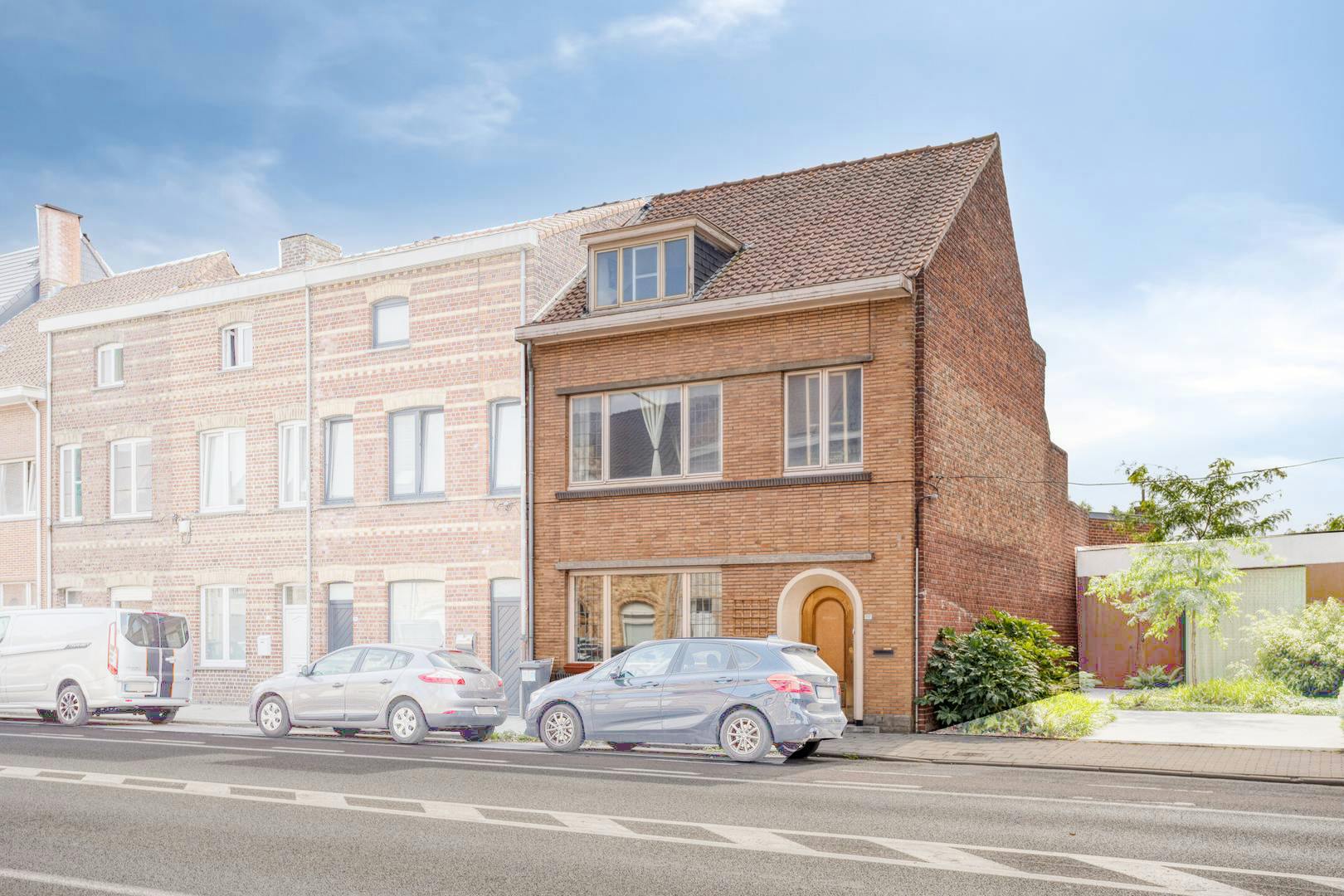 Lichtrijk huis met 4 slaapkamers en zuidwest gerichte tuin in Ieper foto {{pictureIndex}}