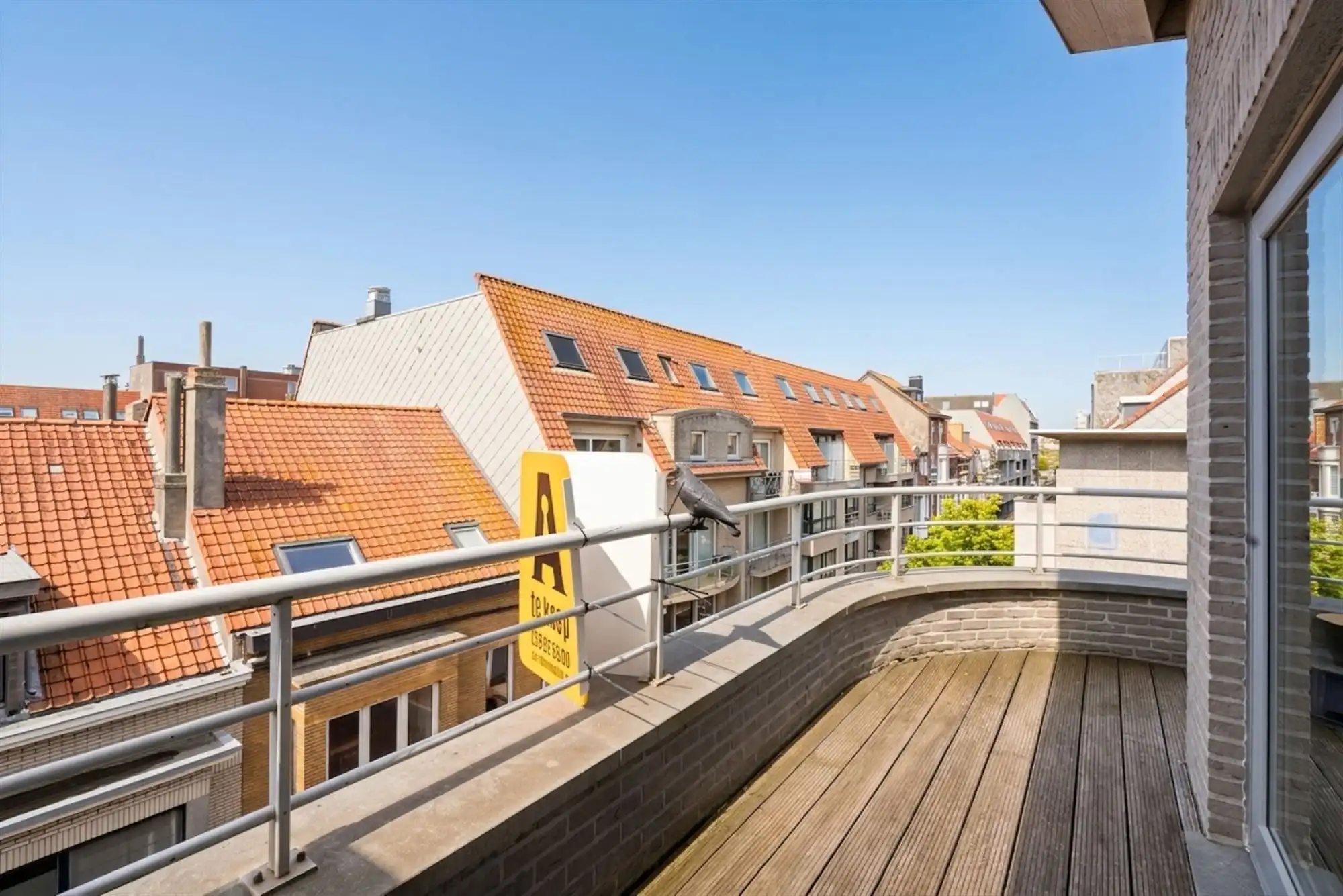 Instapklaar duplexappartement met zonneterras op toplocatie in Bredene foto 3
